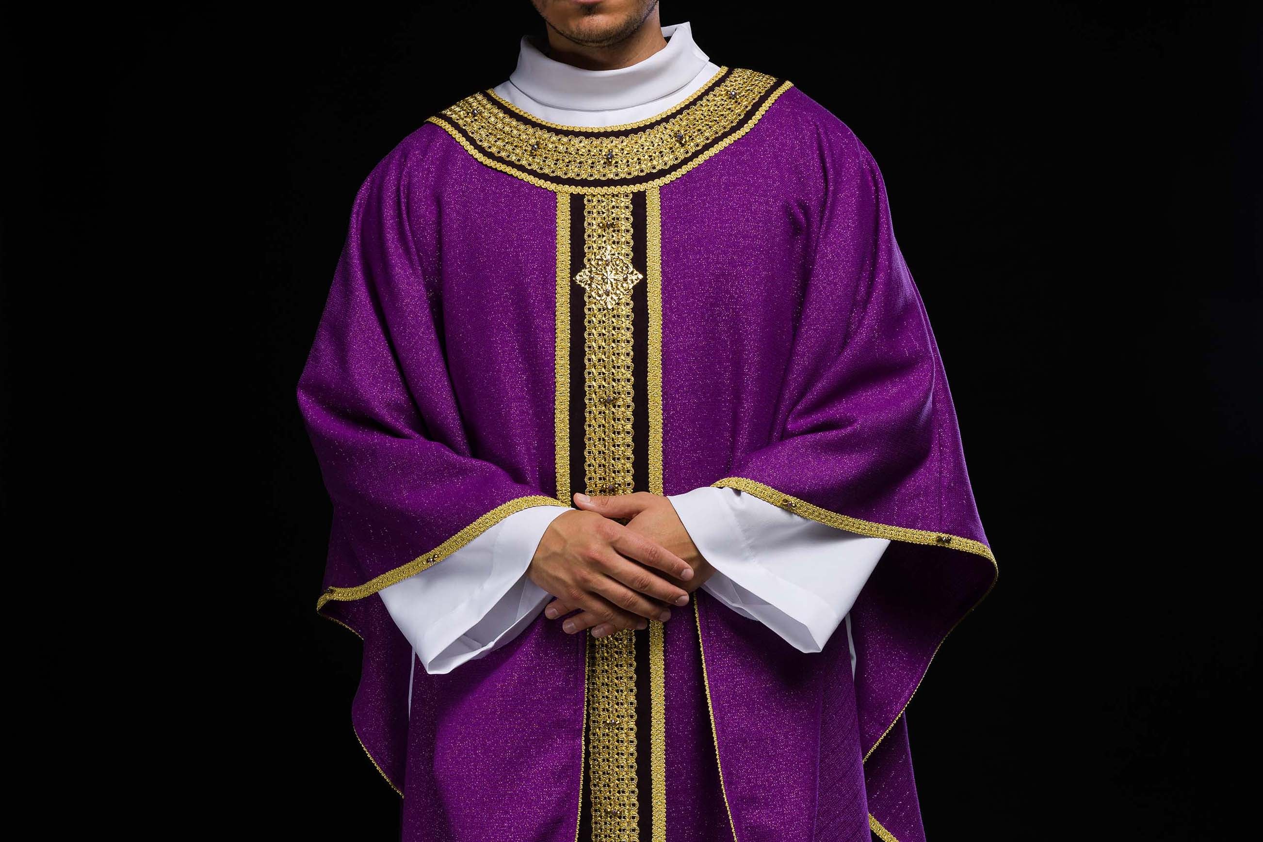 Kolory liturgiczne – pełna lista i ich głębokie znaczenie w Kościele