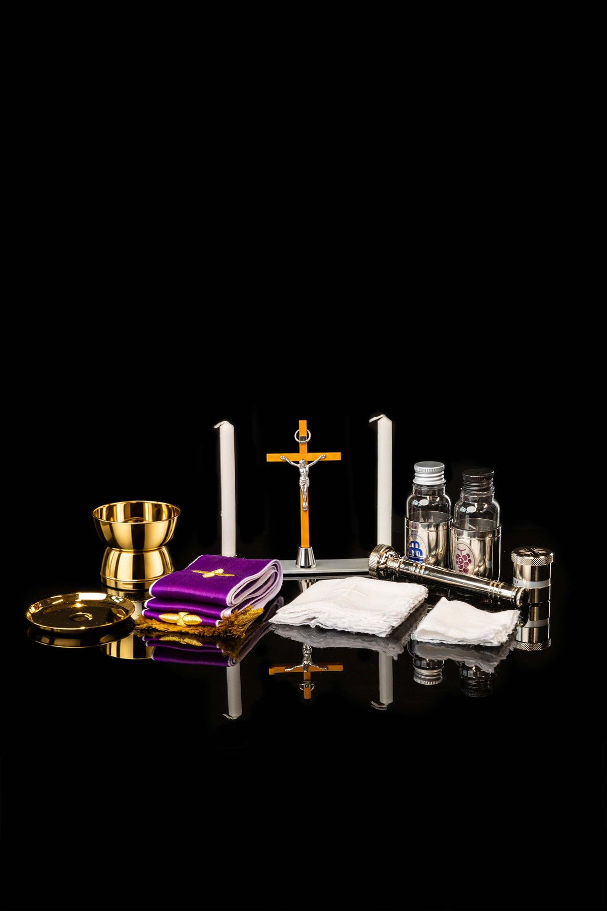 Kufrík na misie s liturgickým vybavením a oltárikom