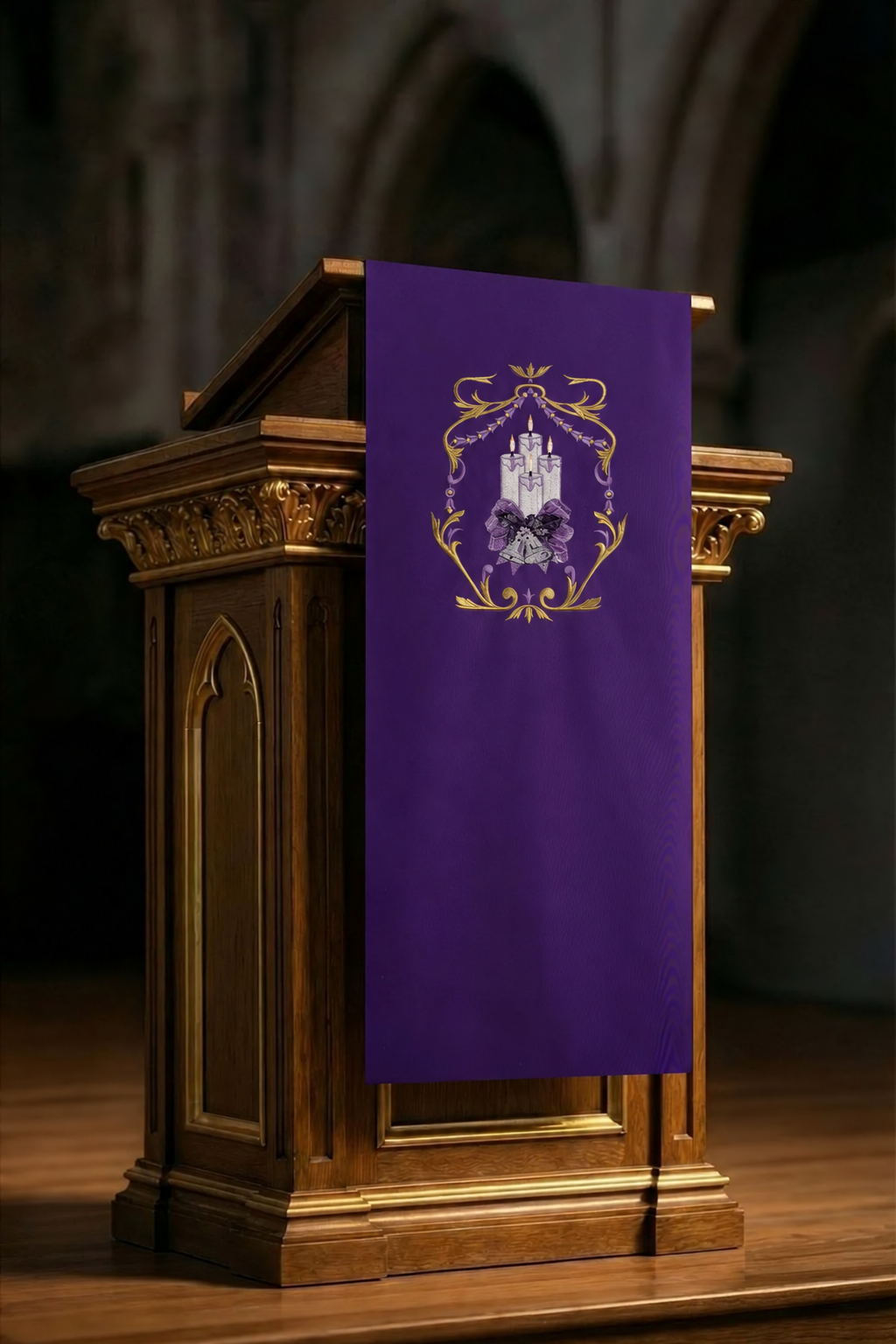 Fialový adventný obrus na ambón s výšivkou sviec