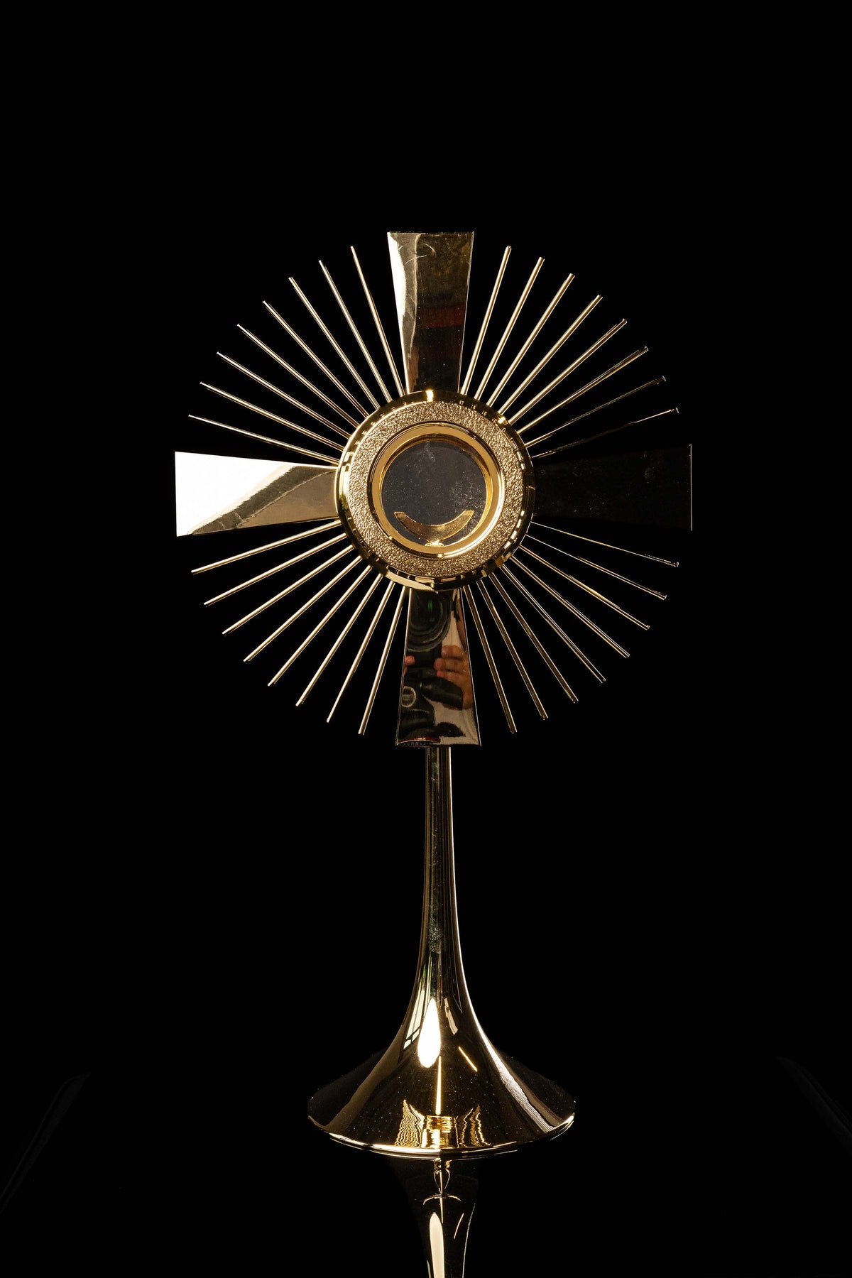 Pozłacana monstrancja liturgiczna z mosiądzu z motywem krzyża 59 cm, widok z przodu