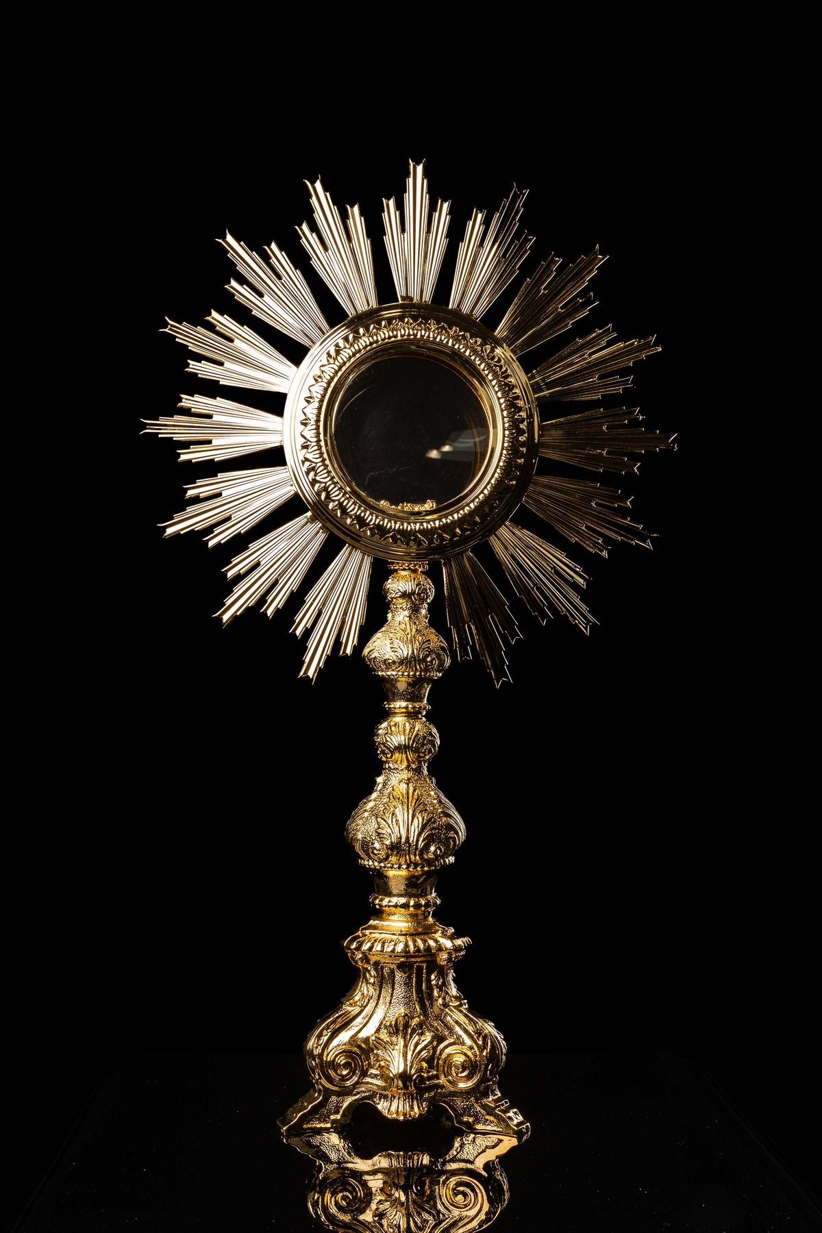 Pozłacana monstrancja liturgiczna z mosiądzu w stylu barokowym na dużą hostię, widok z przodu
