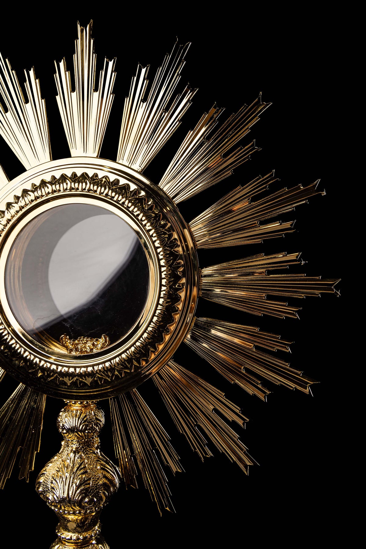 Pozłacana monstrancja liturgiczna z mosiądzu – front z promienistą glorią i miejscem na dużą hostię