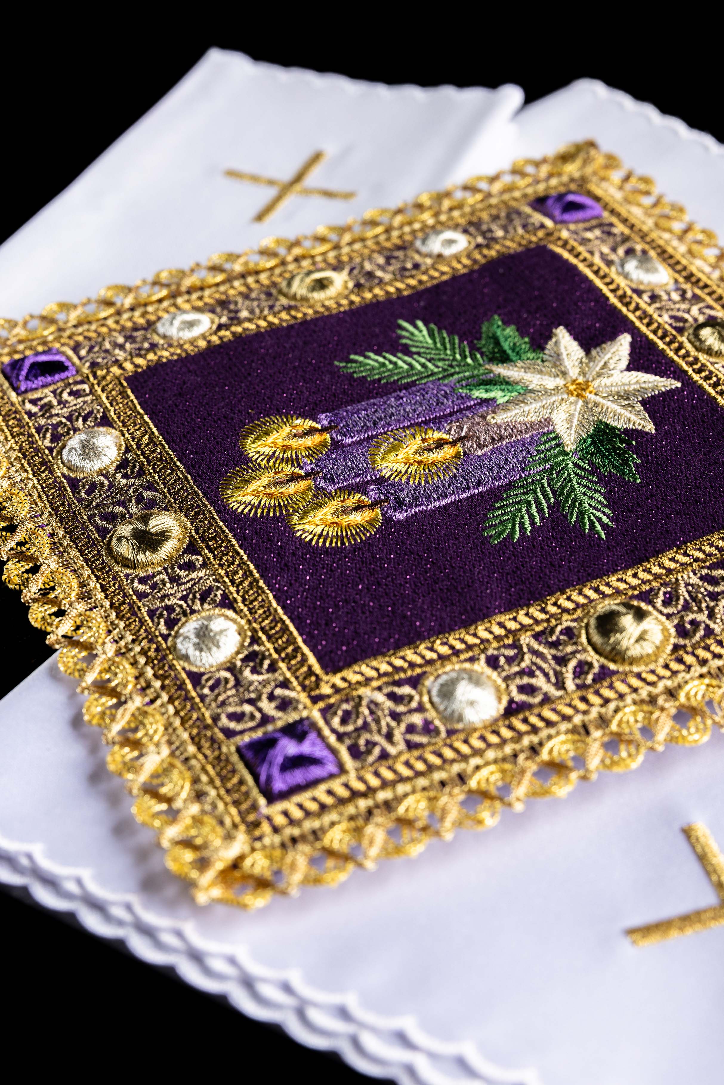 Bielizna kielichowa haftowana na Adwent