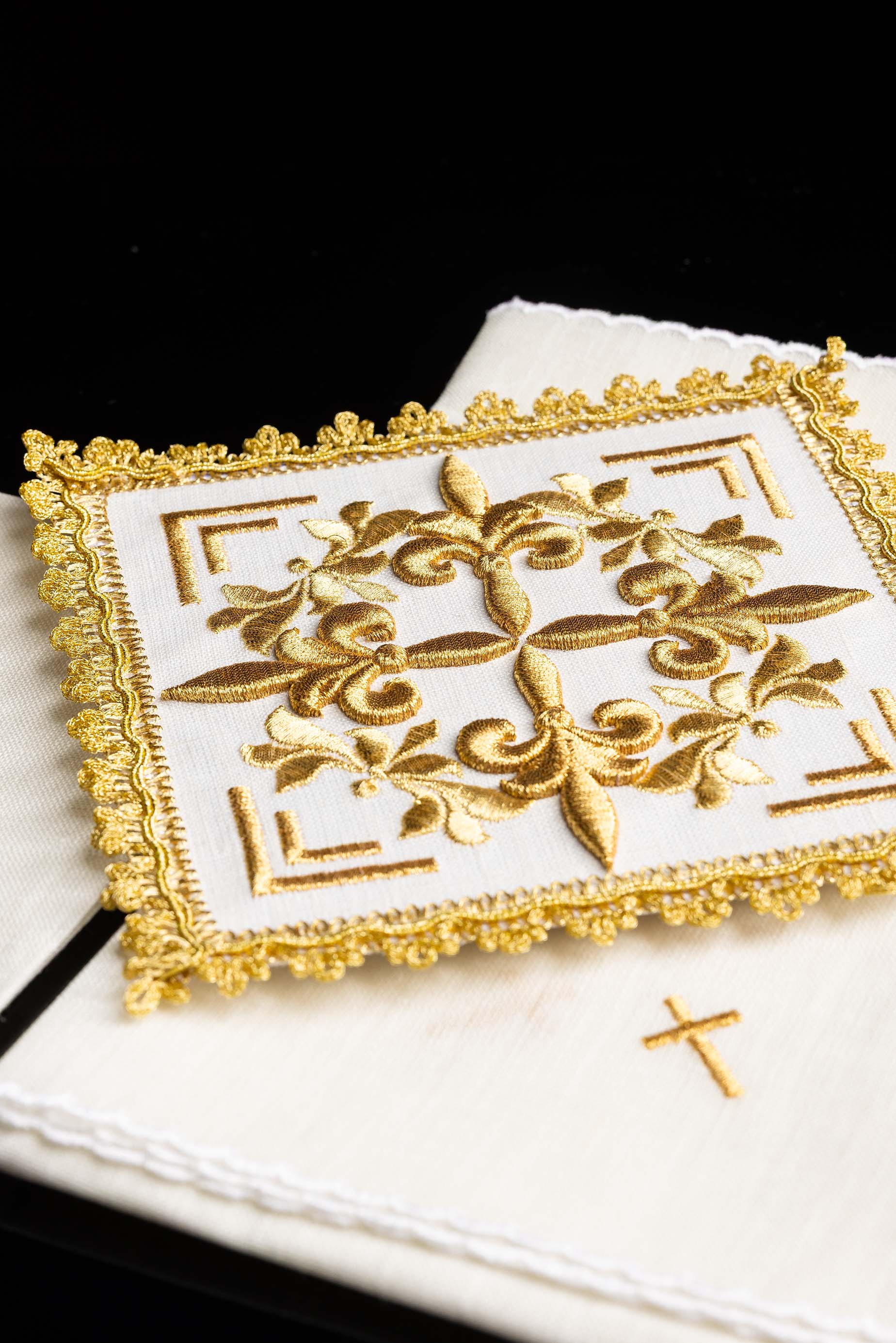 Bielizna kielichowa haftowana Złote Zdobienia - ORNATY.PL
