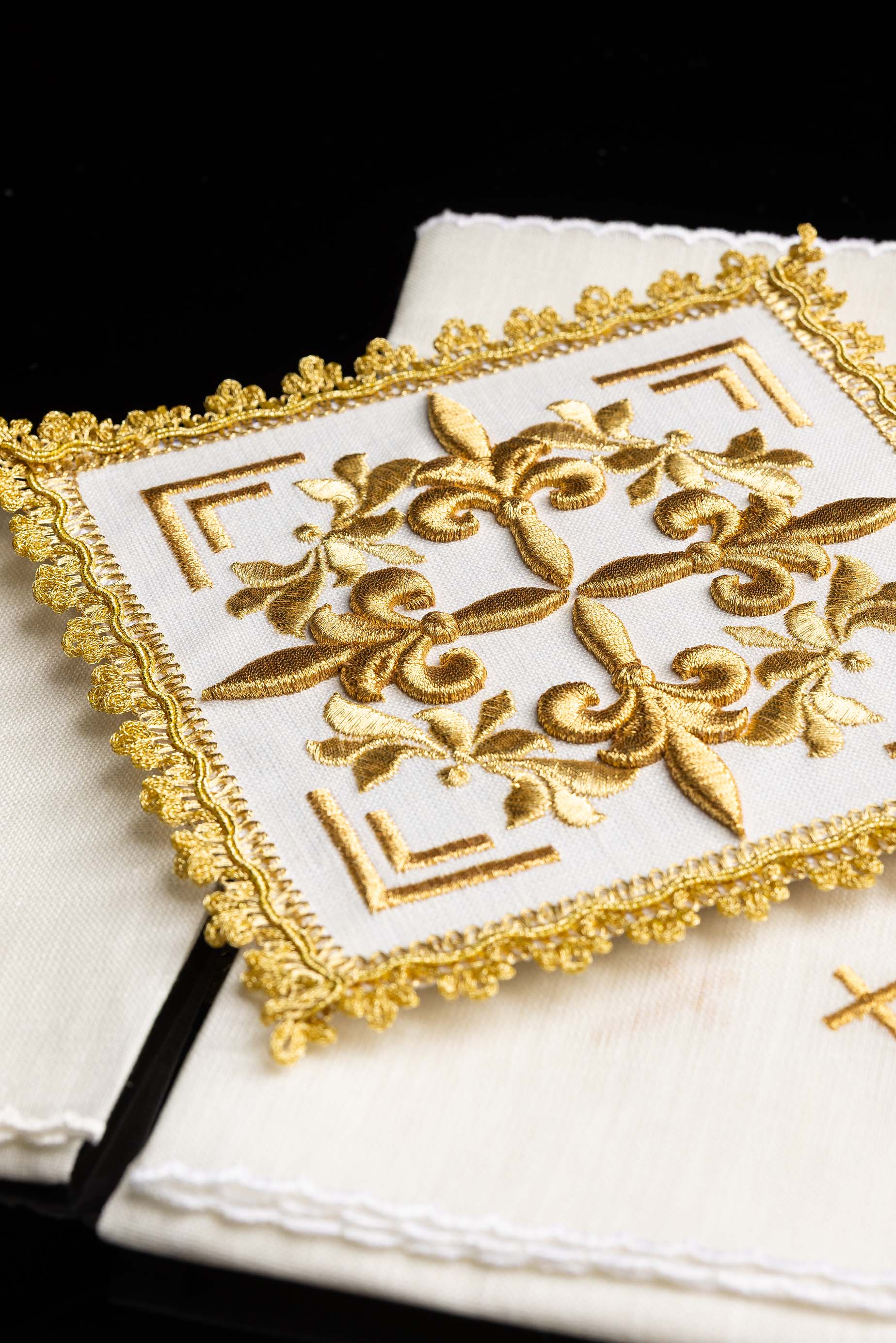 Bielizna kielichowa haftowana Złote Zdobienia - ORNATY.PL
