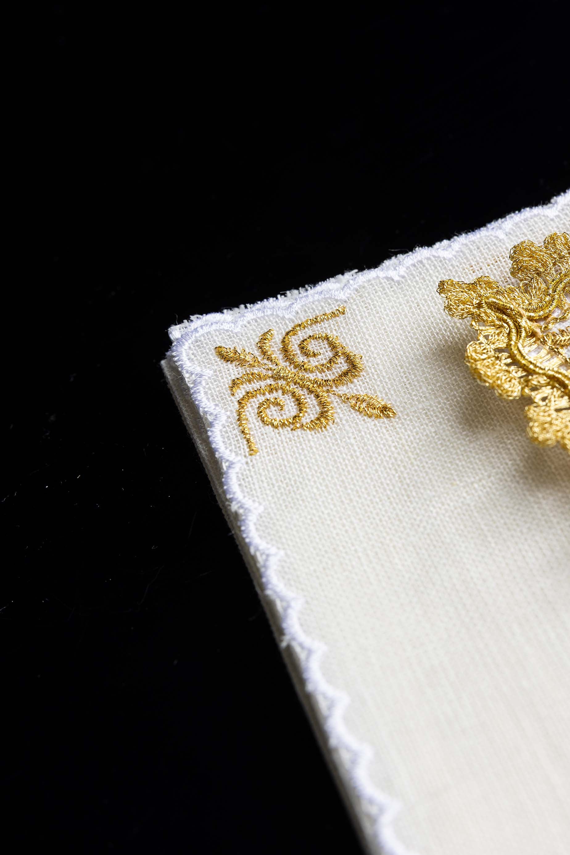 Bielizna kielichowa haftowana Złoty Symbol Maryjny LEN - ORNATY.PL