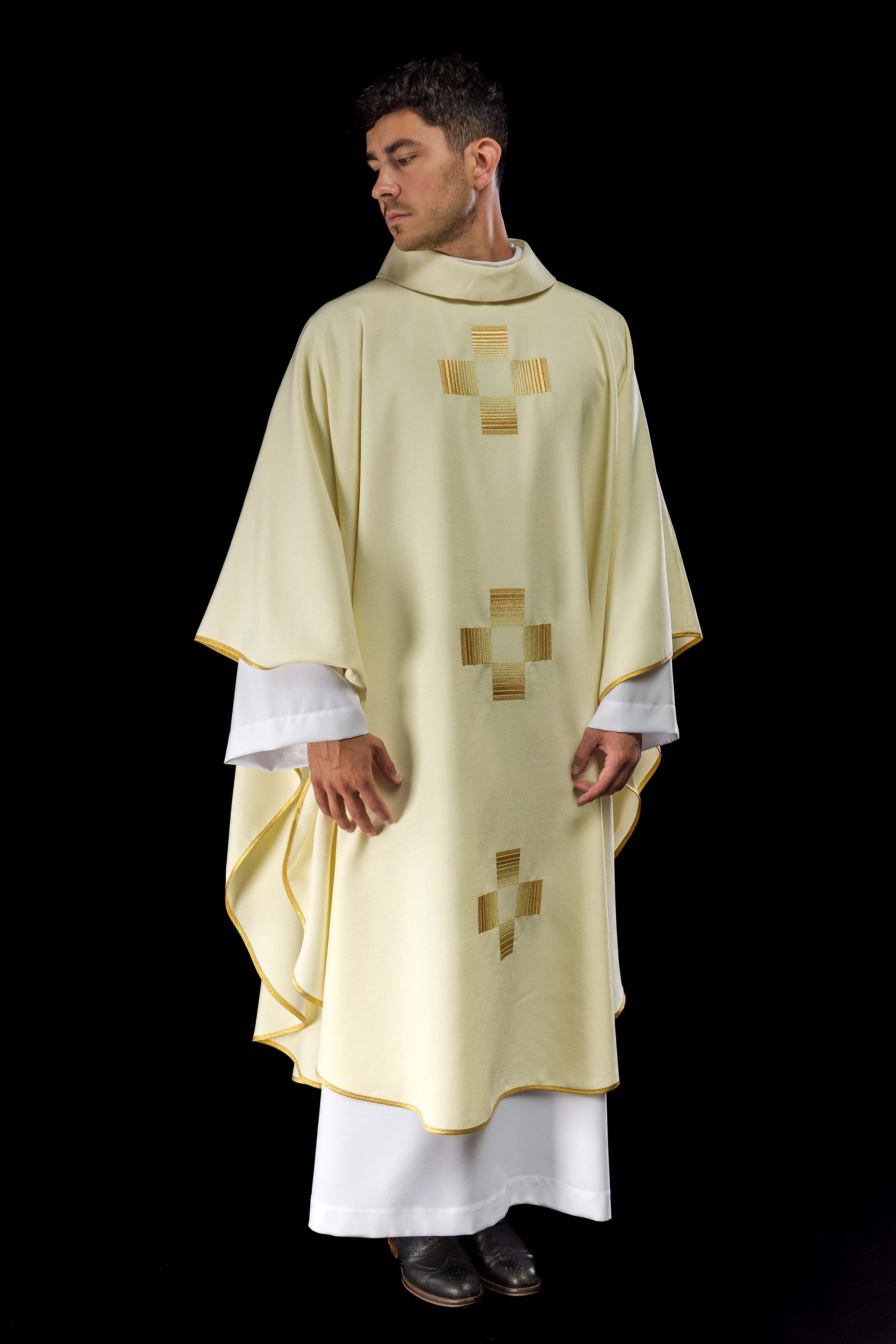 Ornat z haftowanymi złotymi krzyżami - ORNATY.PL