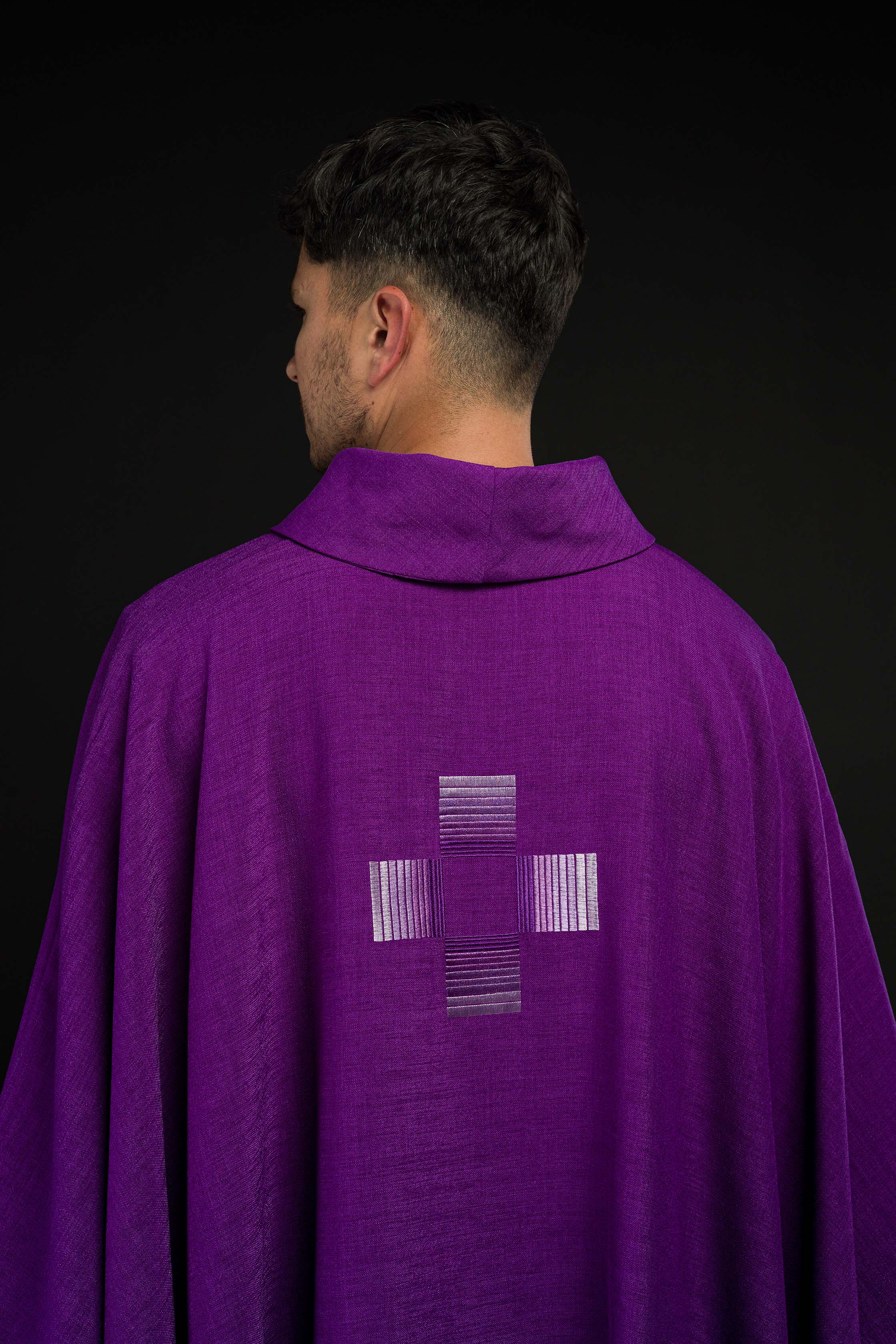 Fioletowy ornat haftowanymi krzyżami - ORNATY.PL