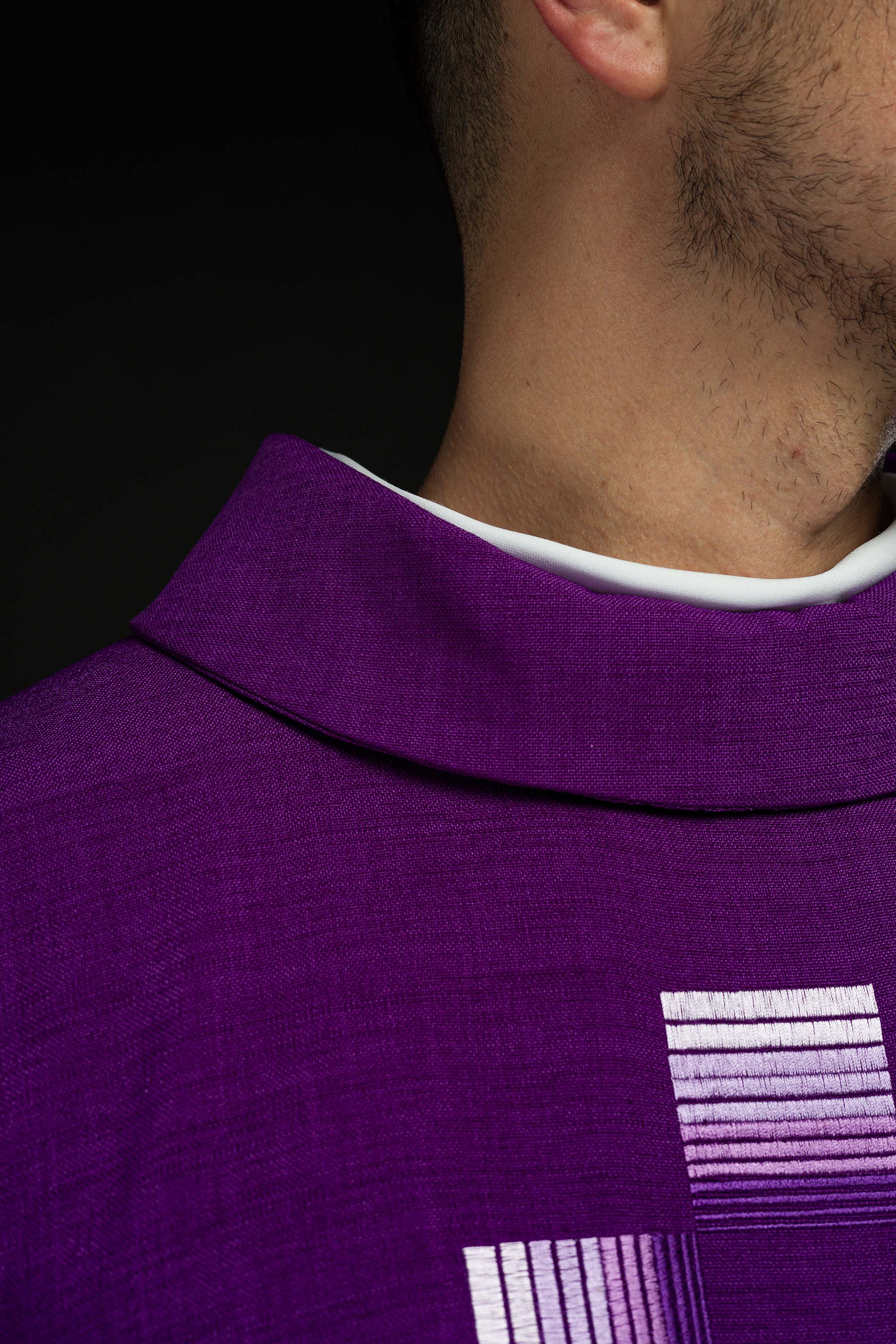 Fioletowy ornat haftowanymi krzyżami - ORNATY.PL