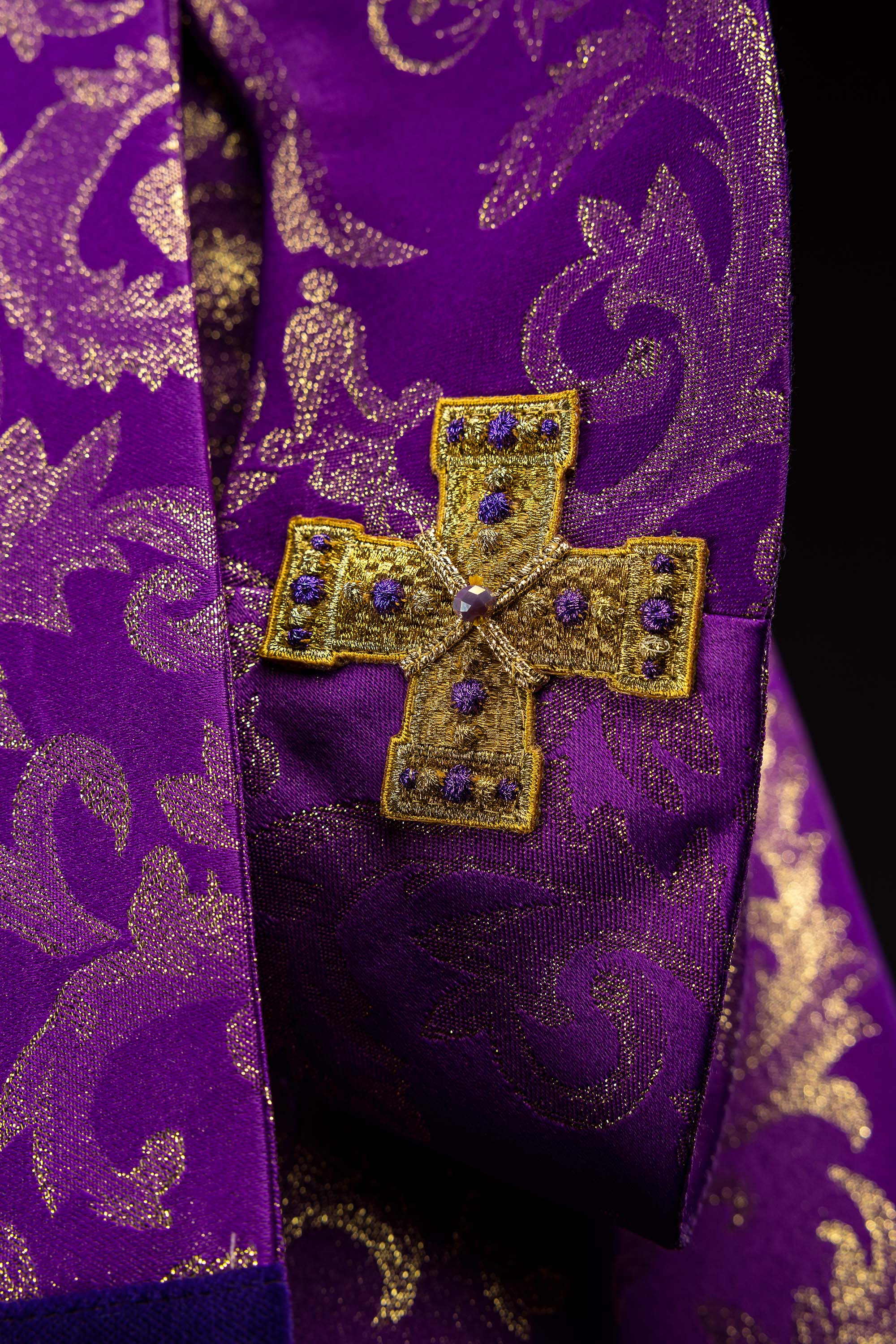 Ručne vyrobený ornát s prírodnými kameňmi Handmade 7003