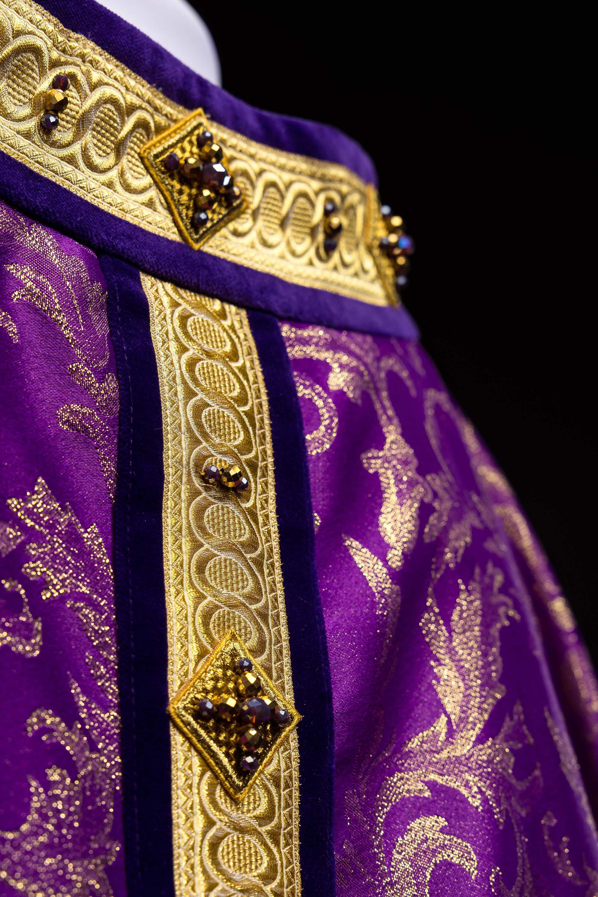 Ručne vyrobený ornát s prírodnými kameňmi Handmade 7003