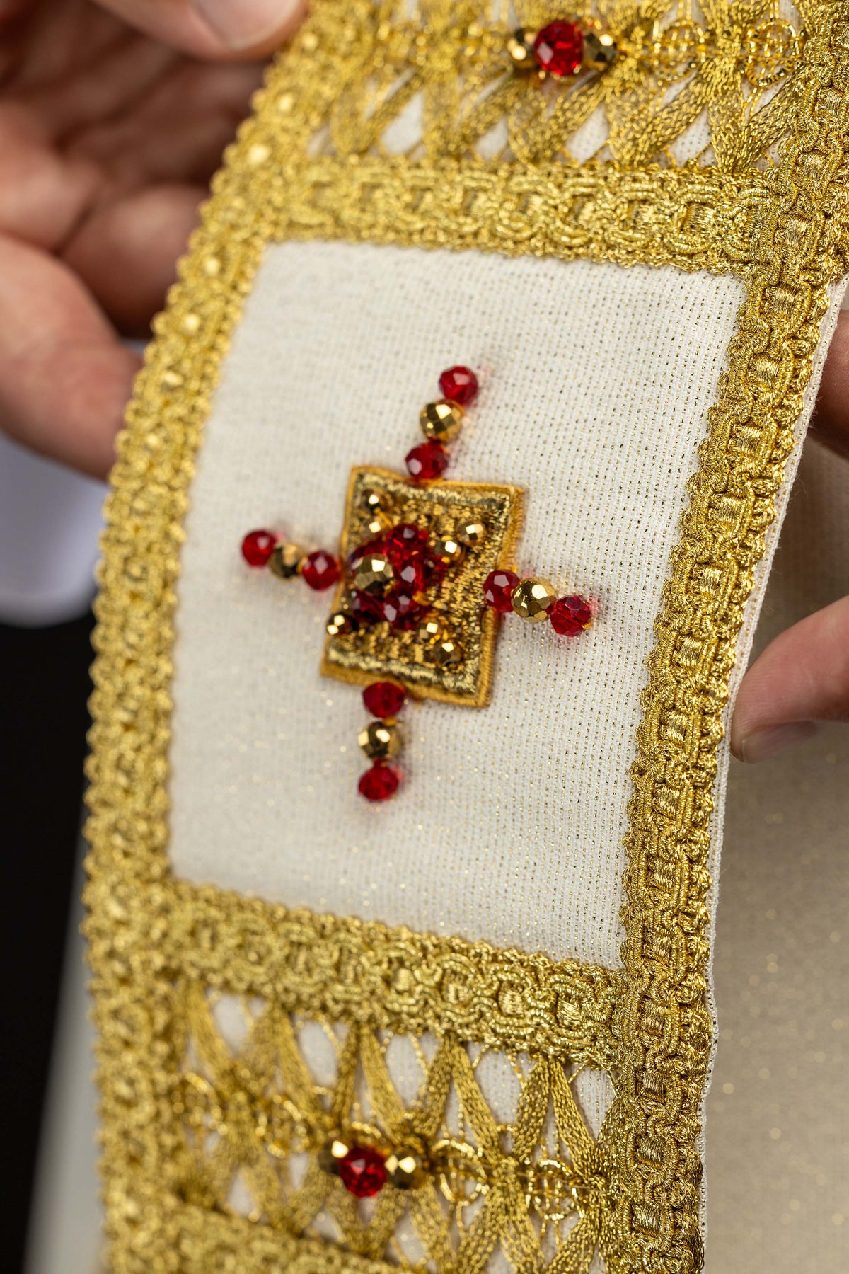 Ručne vyrobený ornát s prírodnými kameňmi Handmade 7005