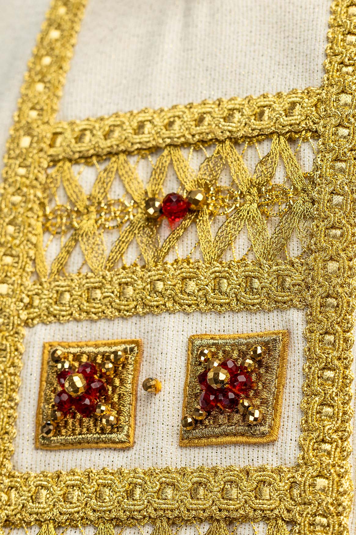Ručne vyrobený ornát s prírodnými kameňmi Handmade 7005