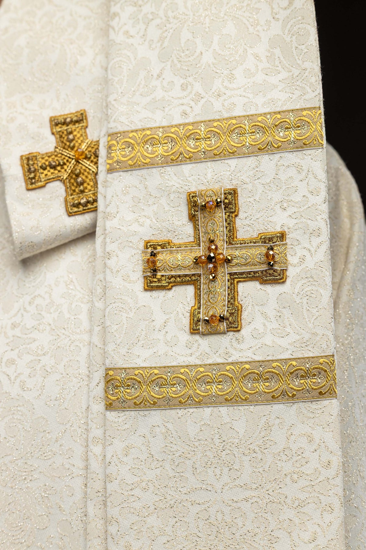 Ručne vyrobený ornát s prírodnými kameňmi Handmade 7007