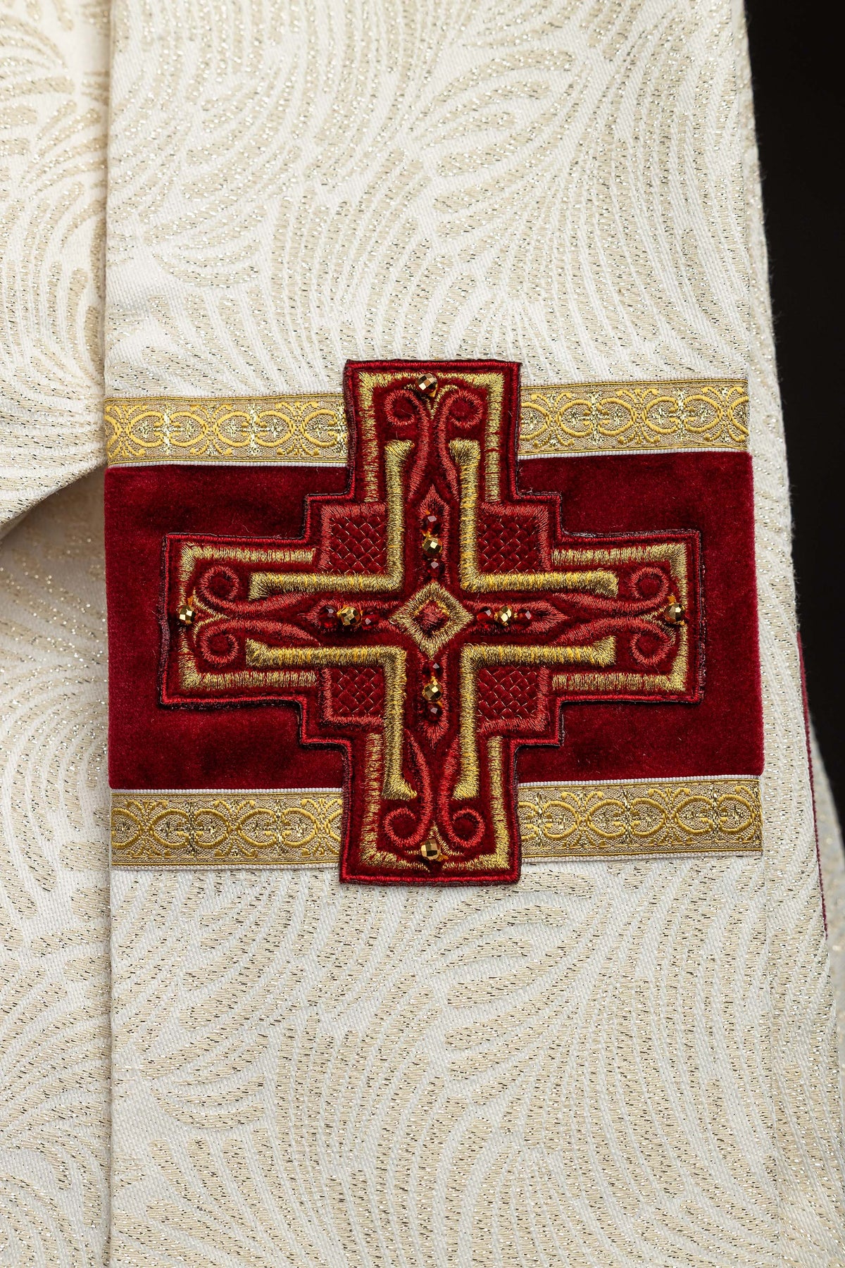 Ručne vyrobený ornát s prírodnými kameňmi Handmade 7012