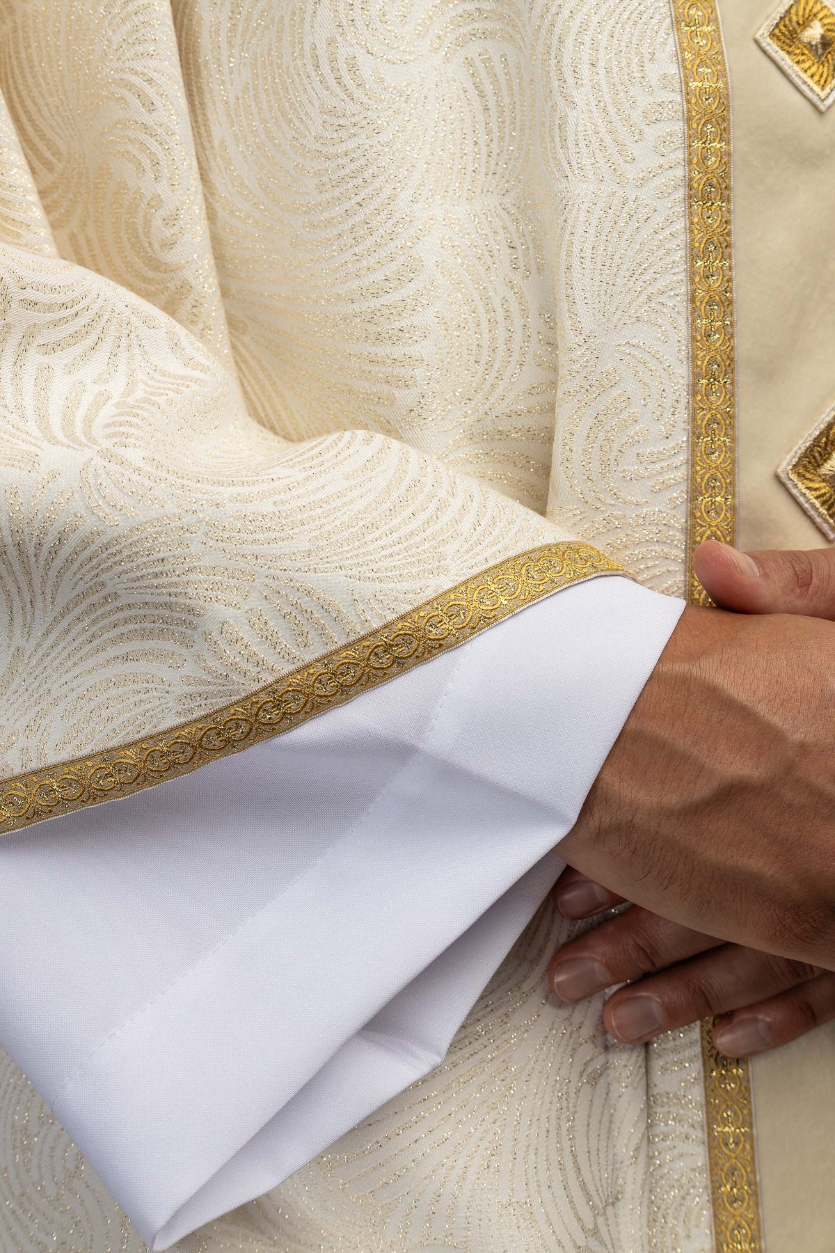 Ornát s výšivkou kríža a prírodnými kameňmi Handmade 7012