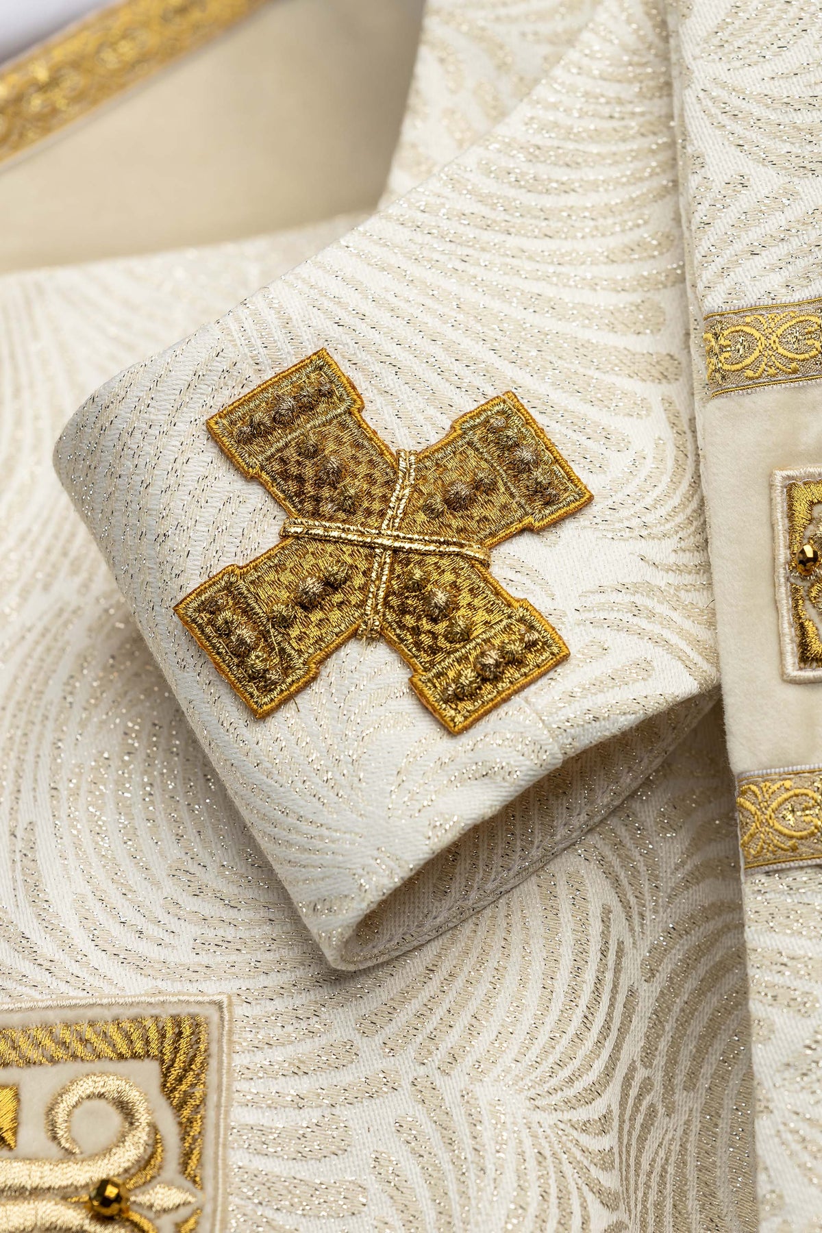 Ornát s výšivkou kríža a prírodnými kameňmi Handmade 7012