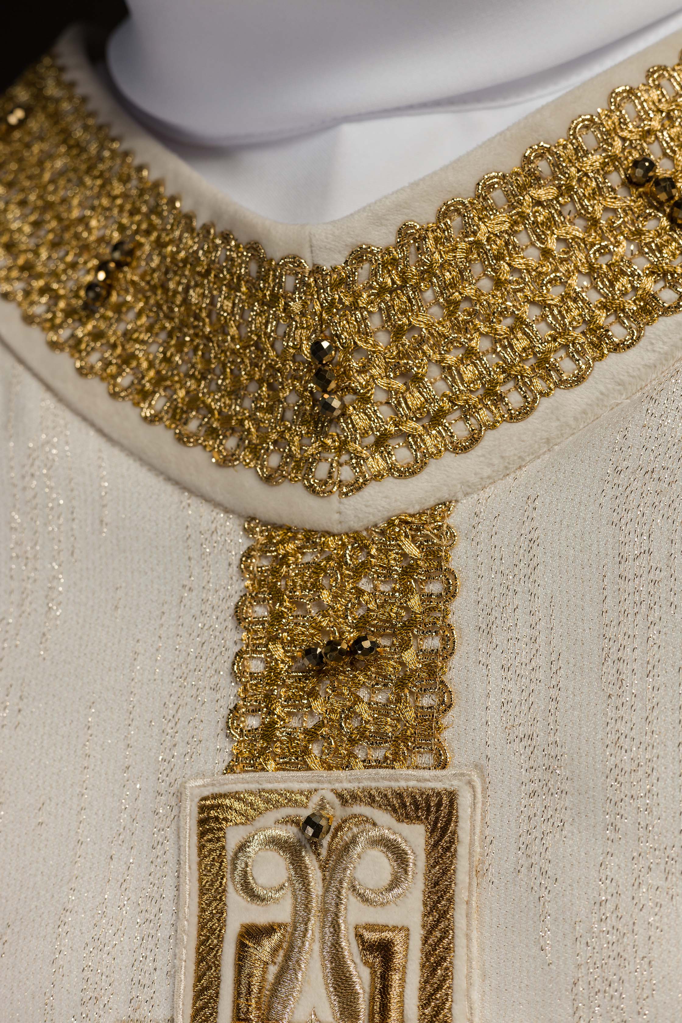 Ręcznie wykonany ornat z naturalnymi kamieniami Handmade 7015 Ecru - ORNATY.PL