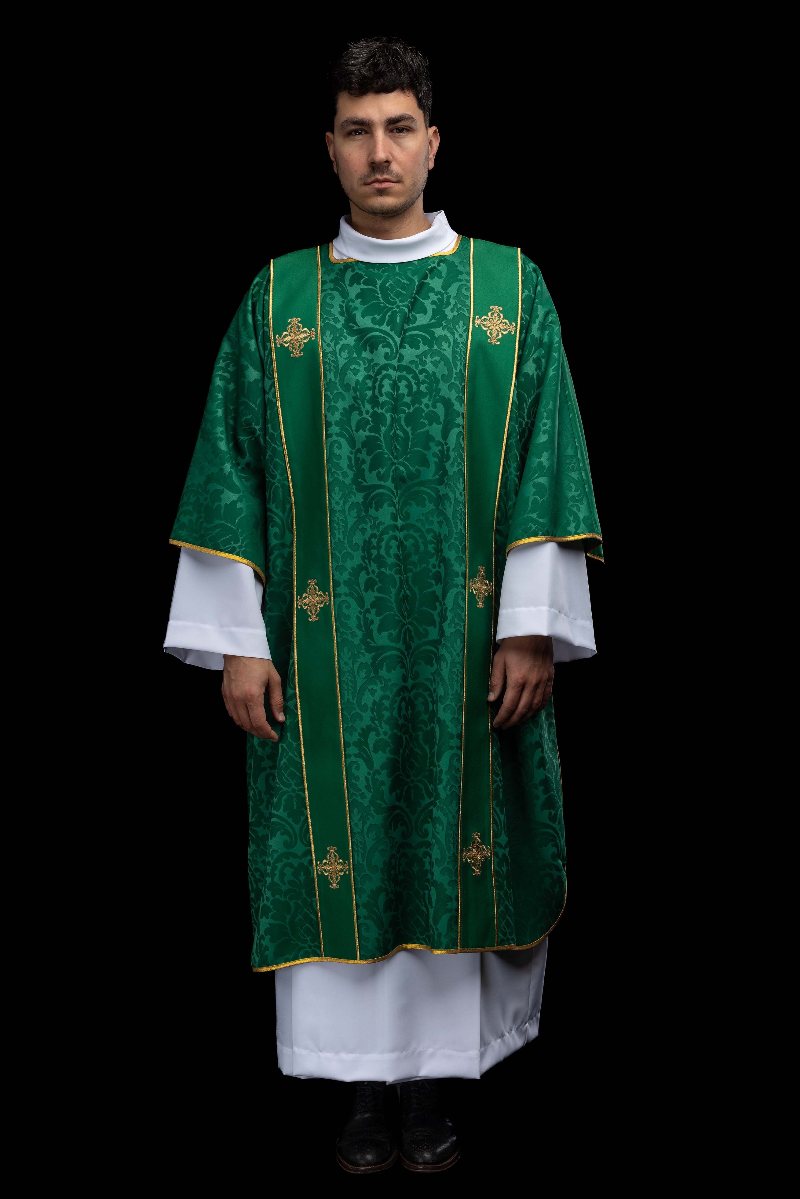 Dalmatika s pásmi a vyšívanými zlatými krížmi na ecru žakáre