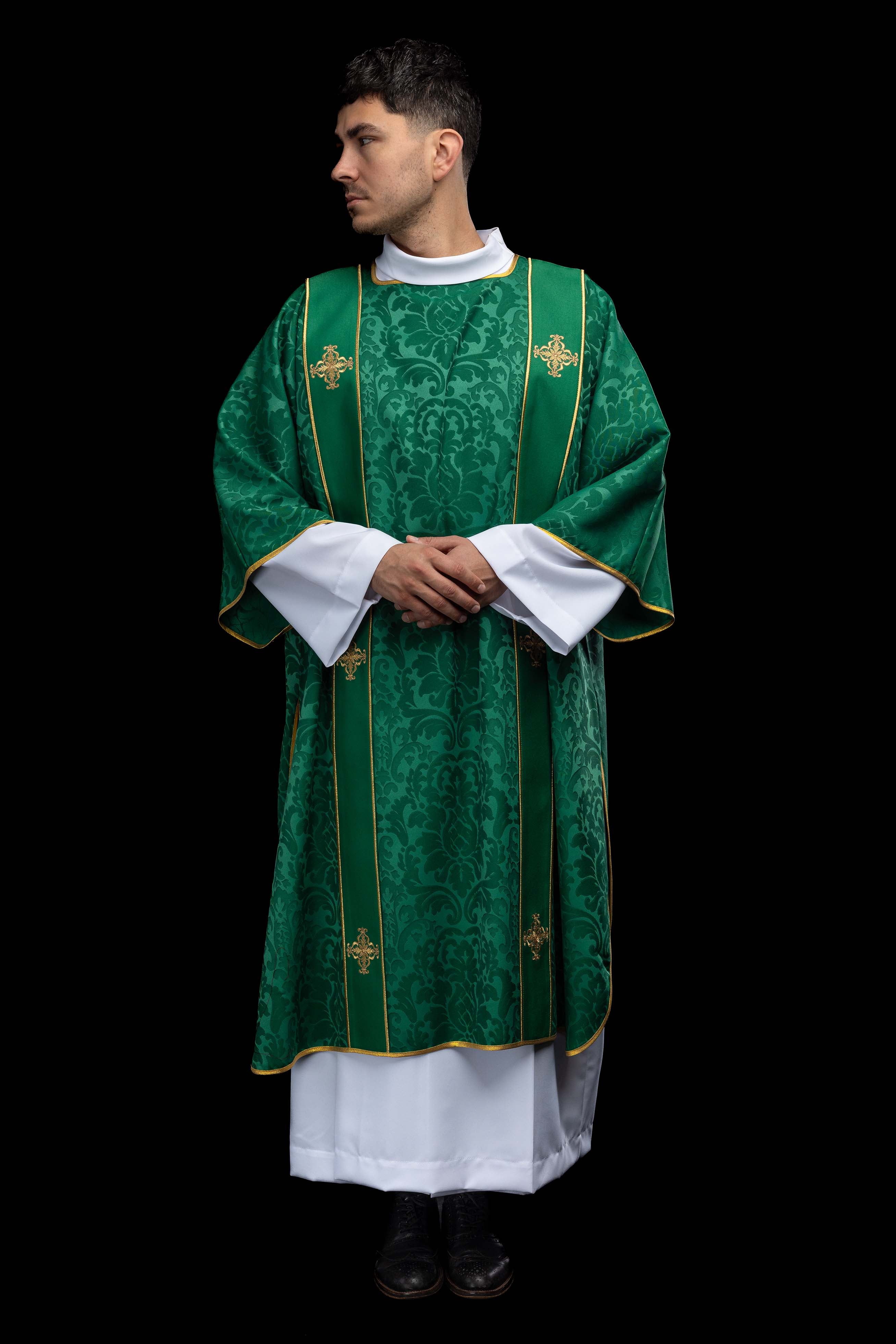 Dalmatika s pásmi a vyšívanými zlatými krížmi na ecru žakáre