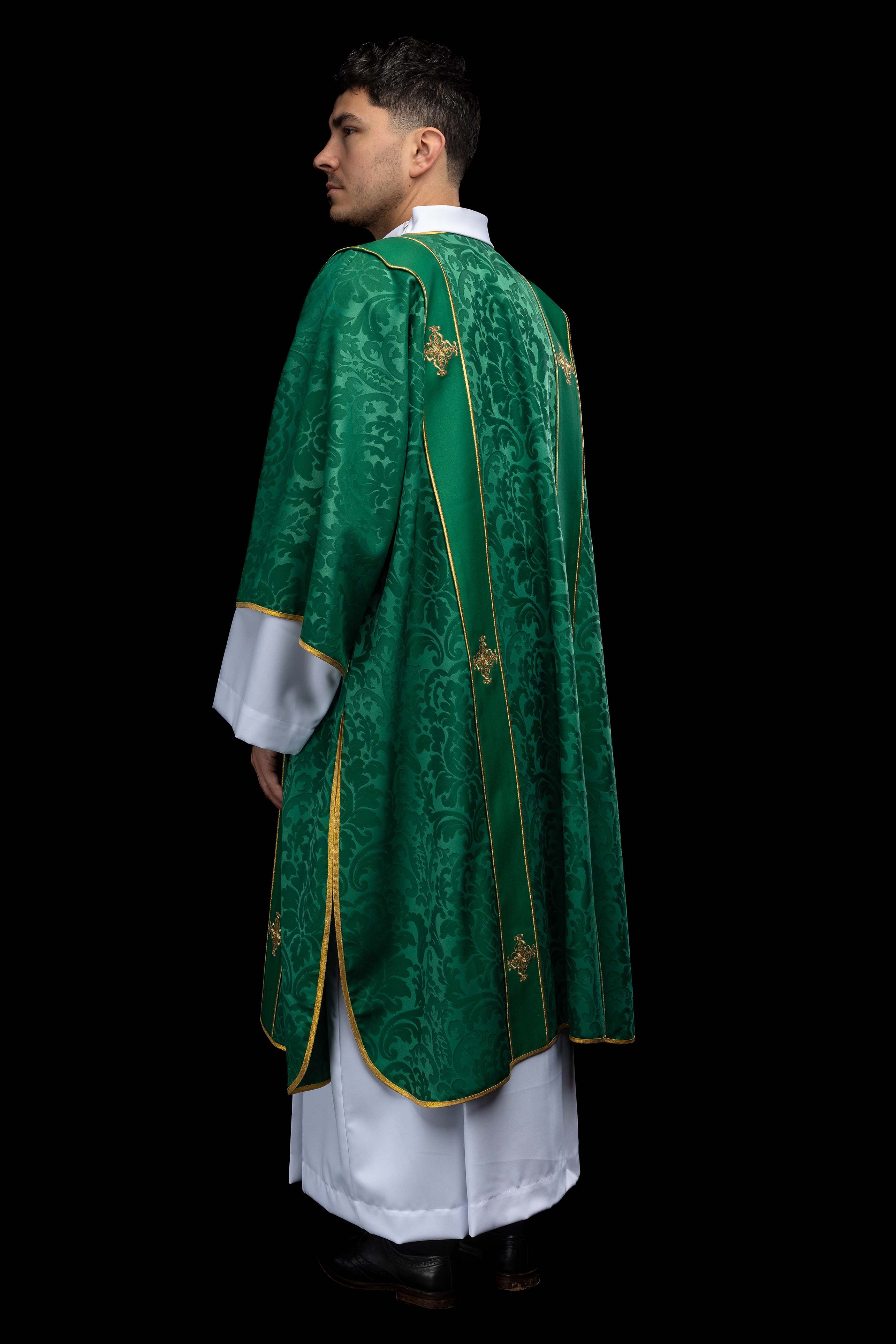 Dalmatika s pásmi a vyšívanými zlatými krížmi na ecru žakáre