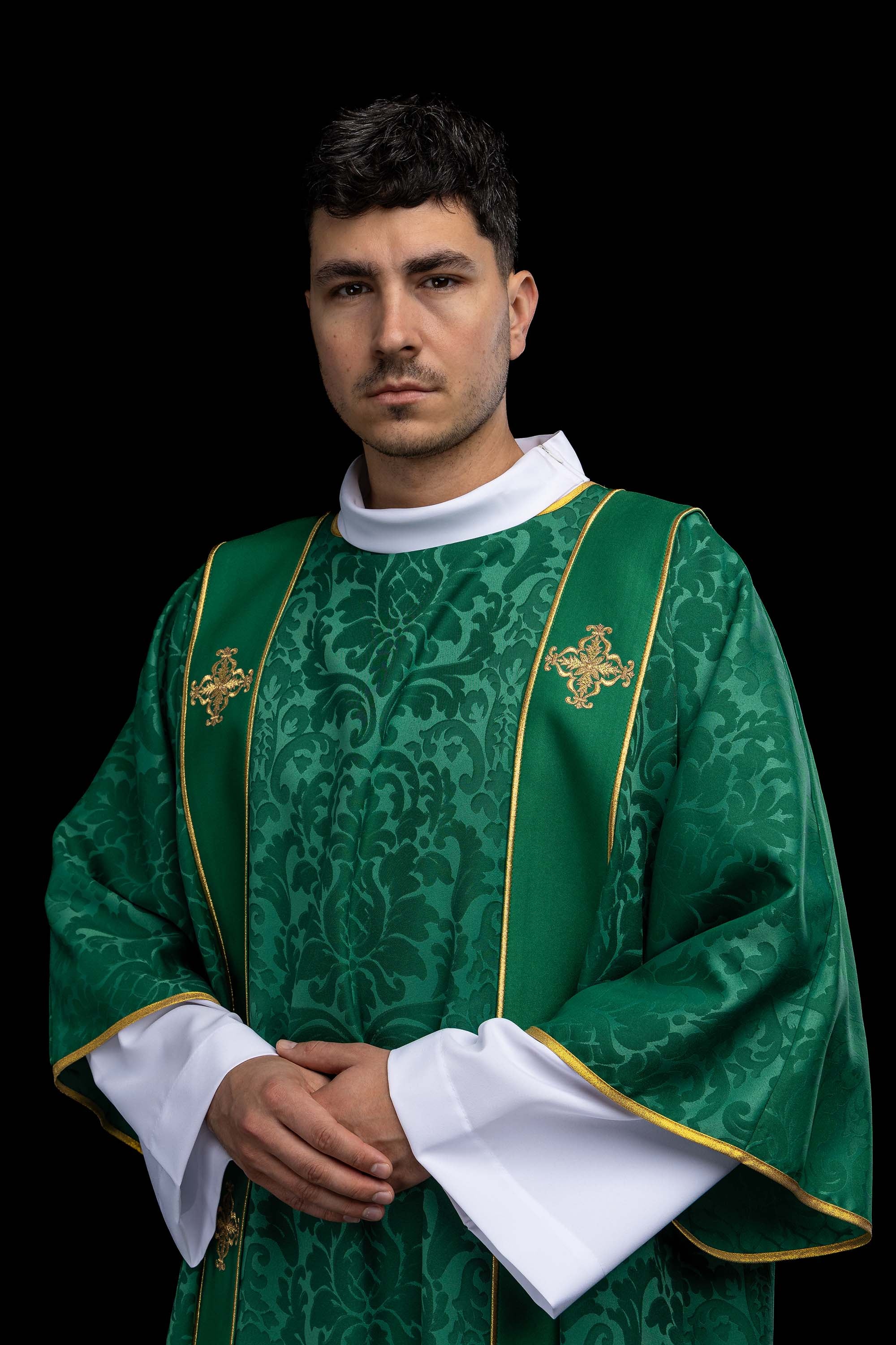 Dalmatika s pásmi a vyšívanými zlatými krížmi na ecru žakáre