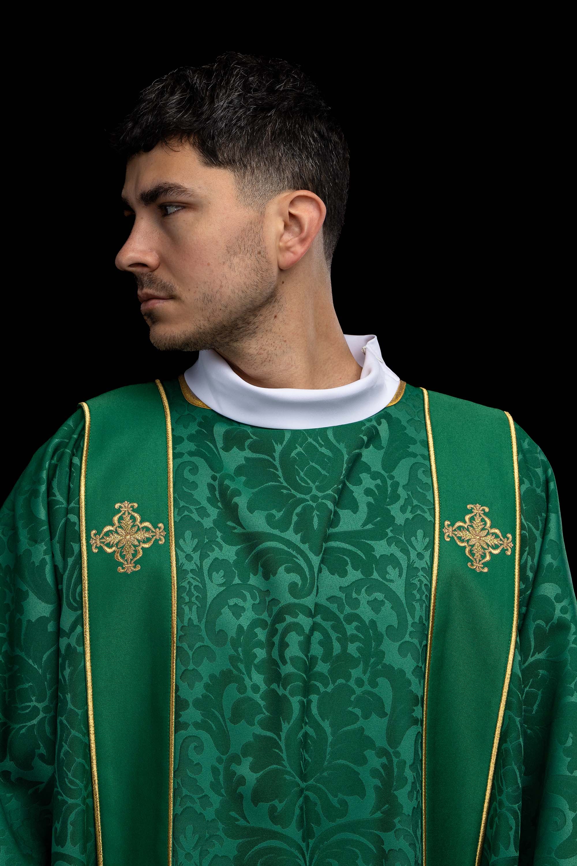 Dalmatika s pásmi a vyšívanými zlatými krížmi na ecru žakáre