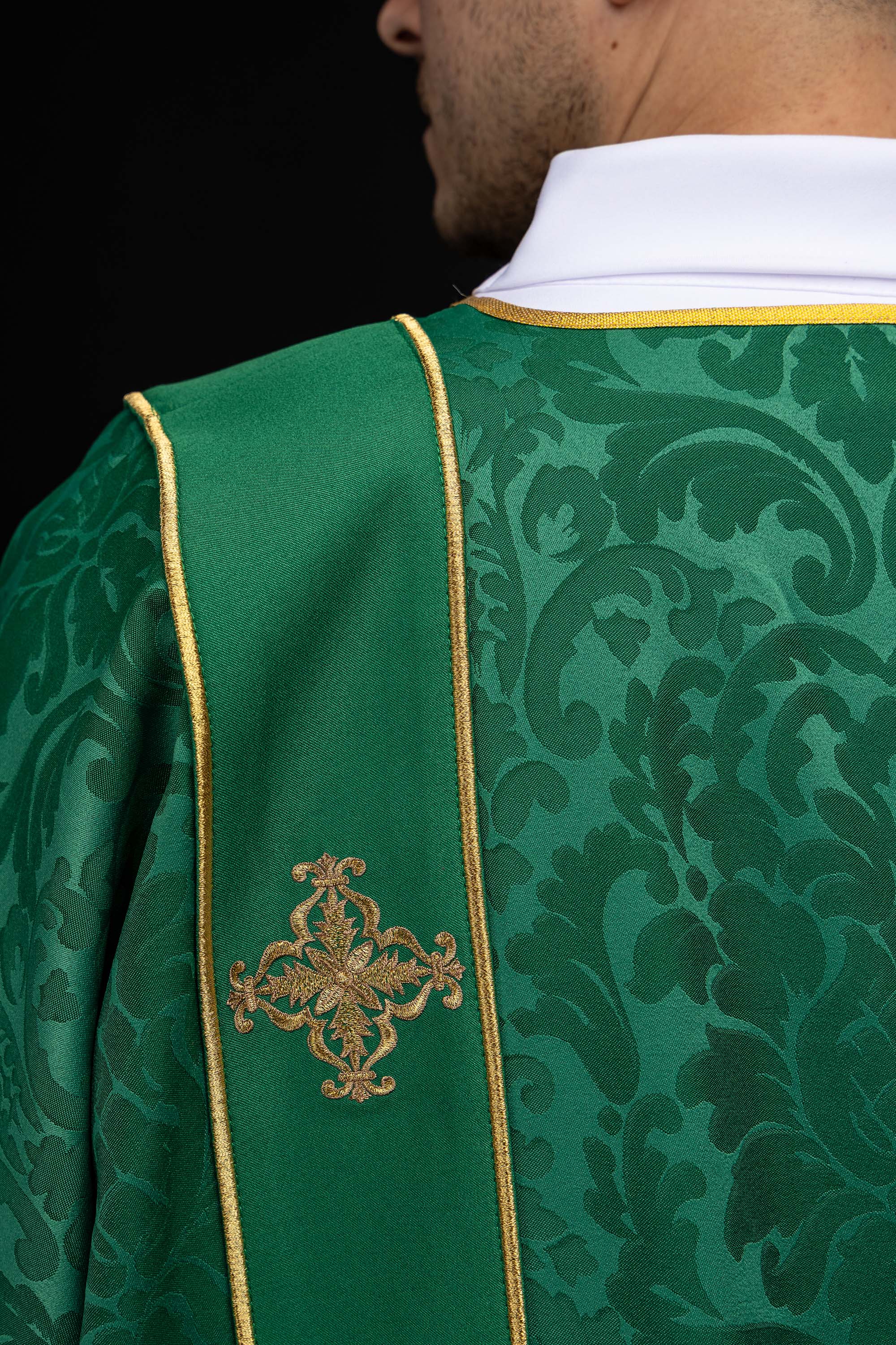 Dalmatika s pásmi a vyšívanými zlatými krížmi na ecru žakáre