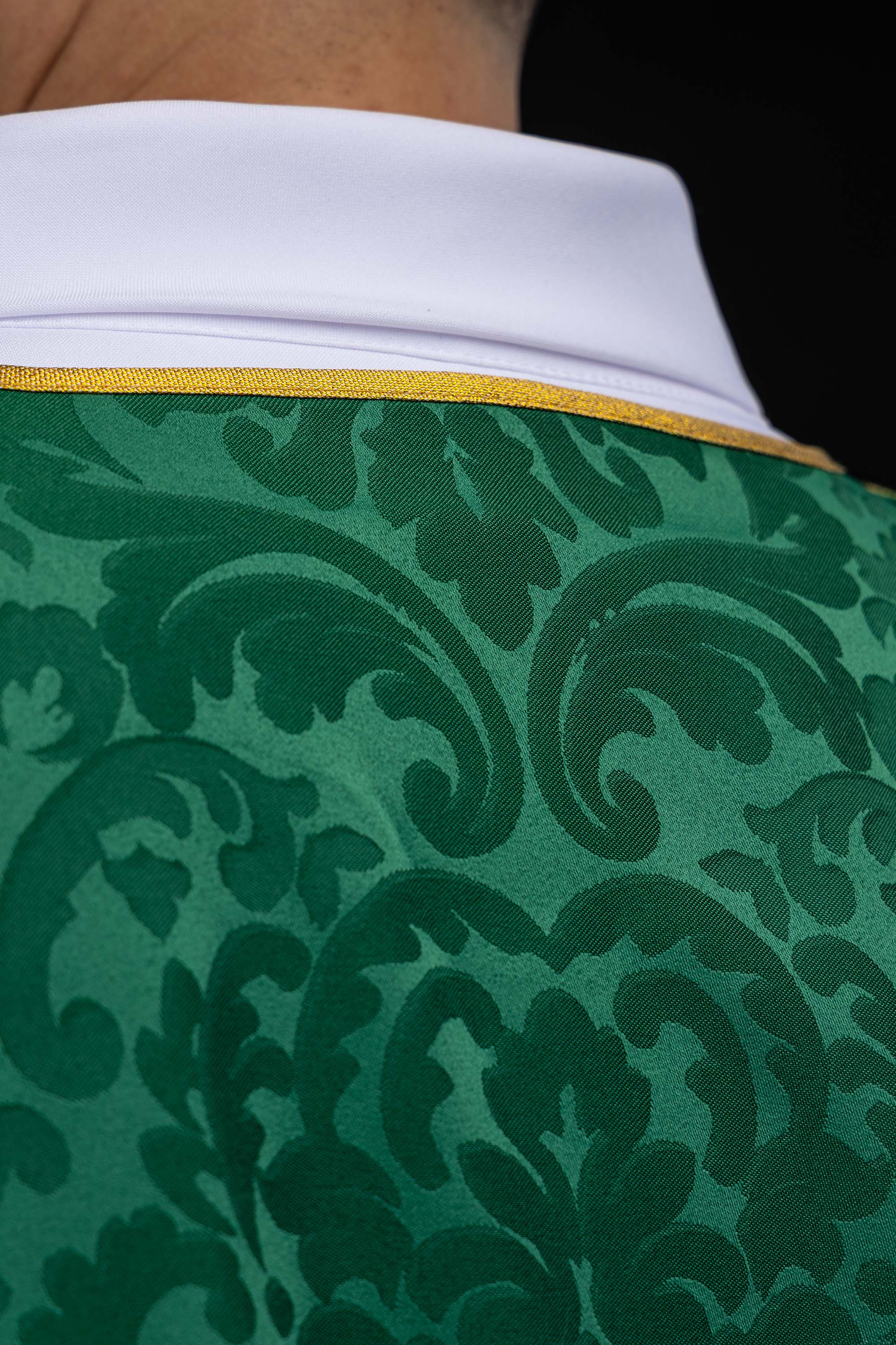 Dalmatika s pásmi a vyšívanými zlatými krížmi na ecru žakáre