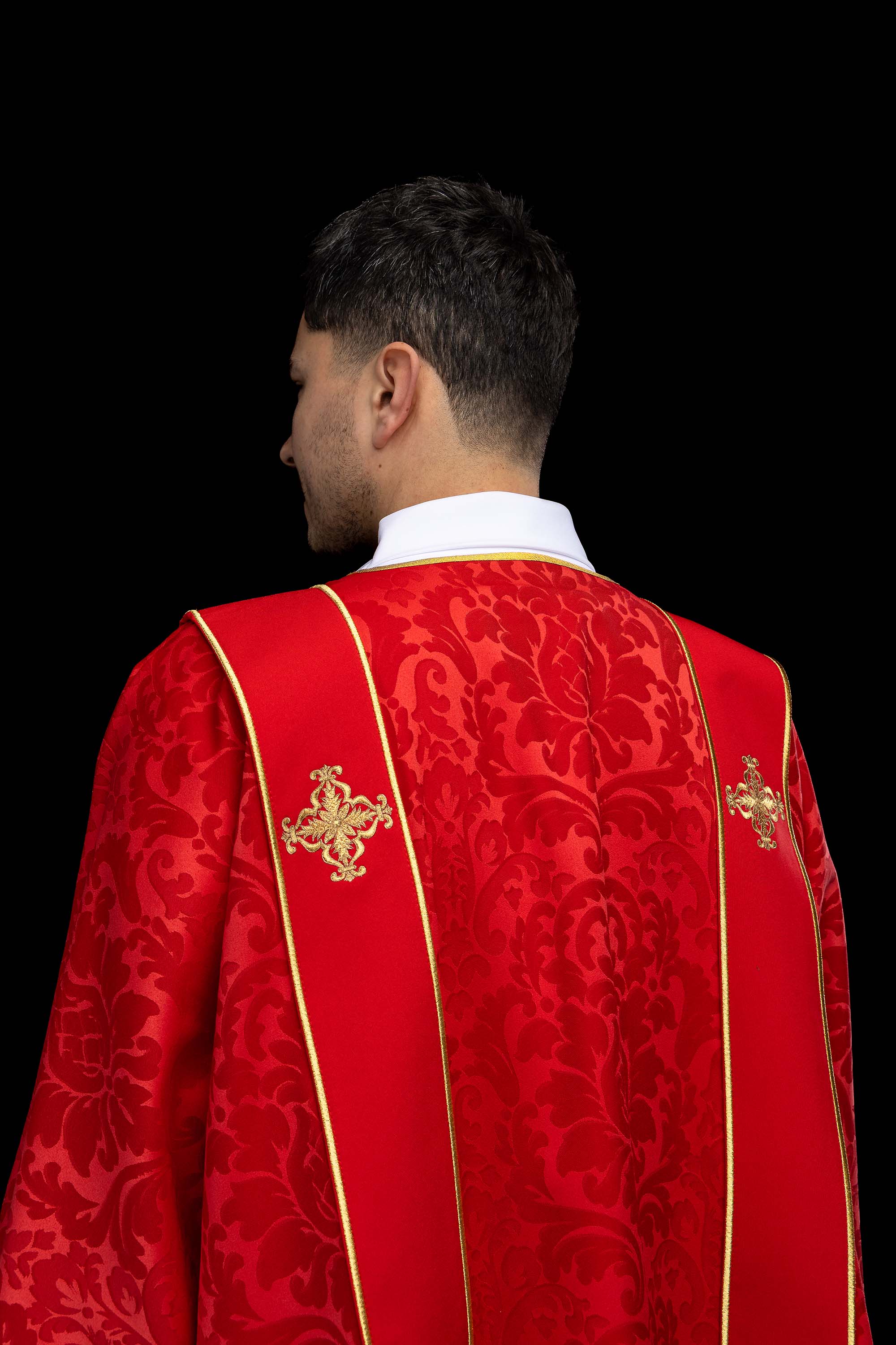 Dalmatika s pásmi a vyšívanými zlatými krížmi na ecru žakáre