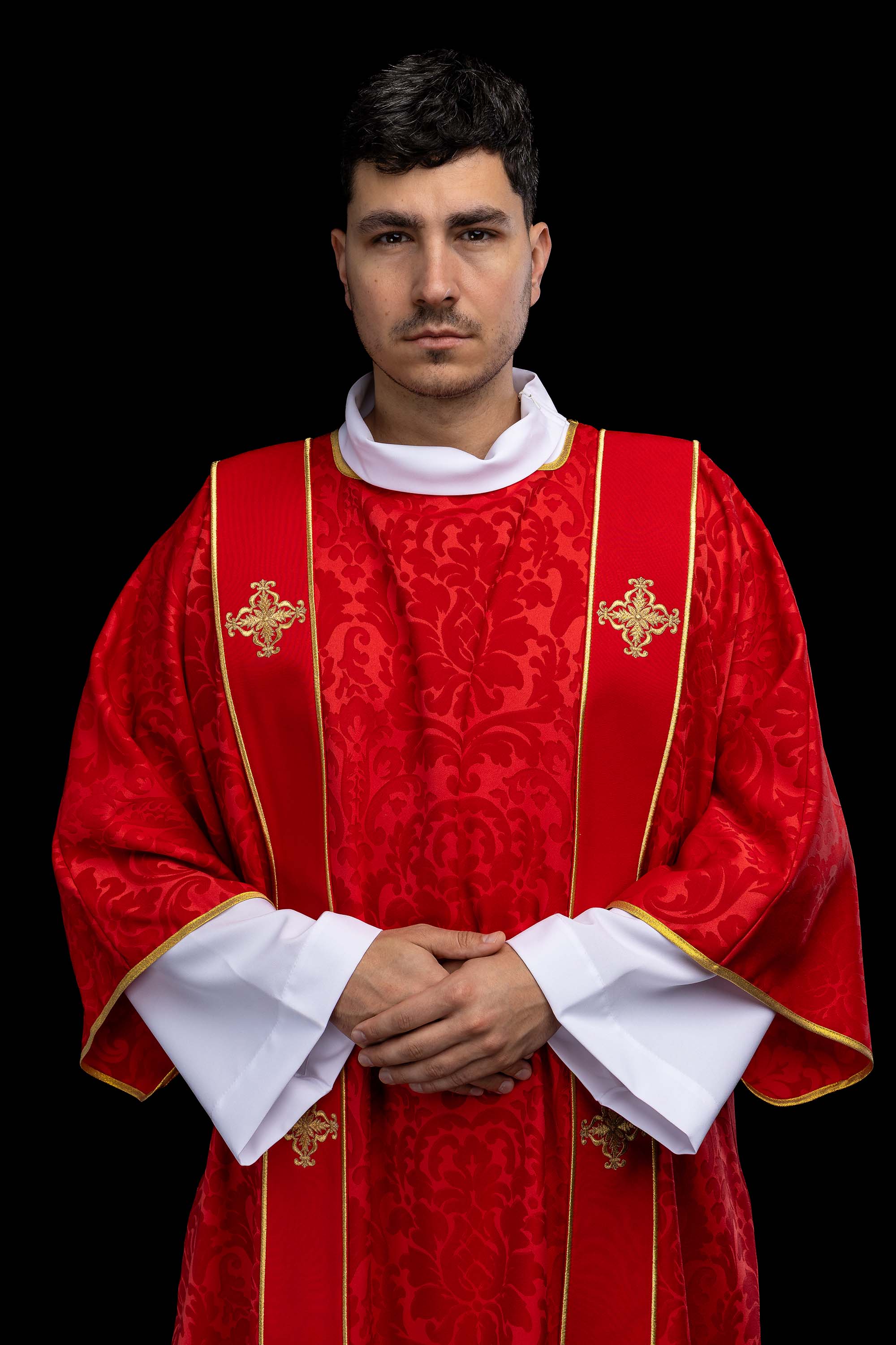 Dalmatika s pásmi a vyšívanými zlatými krížmi na ecru žakáre