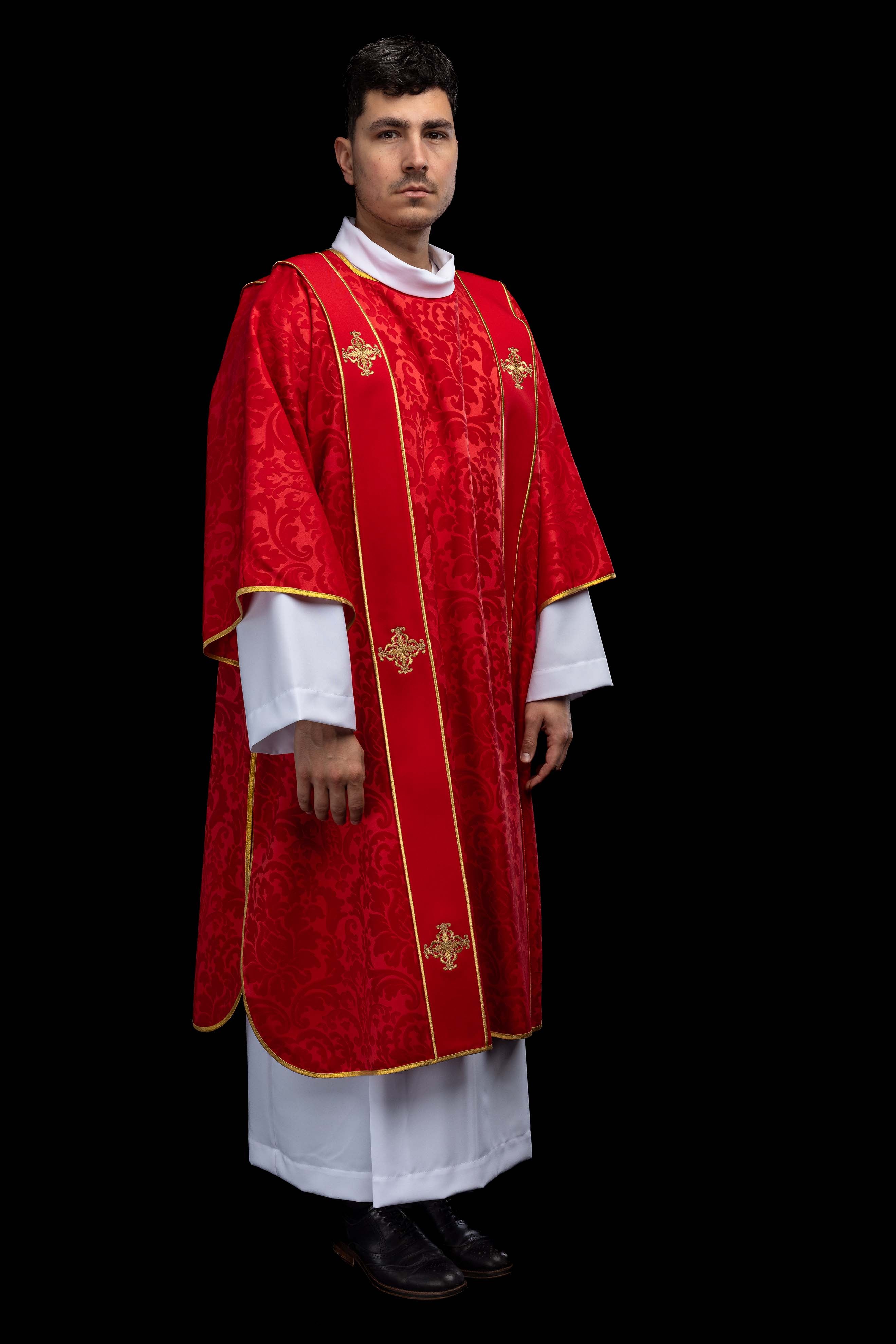 Dalmatika s pásmi a vyšívanými zlatými krížmi na ecru žakáre