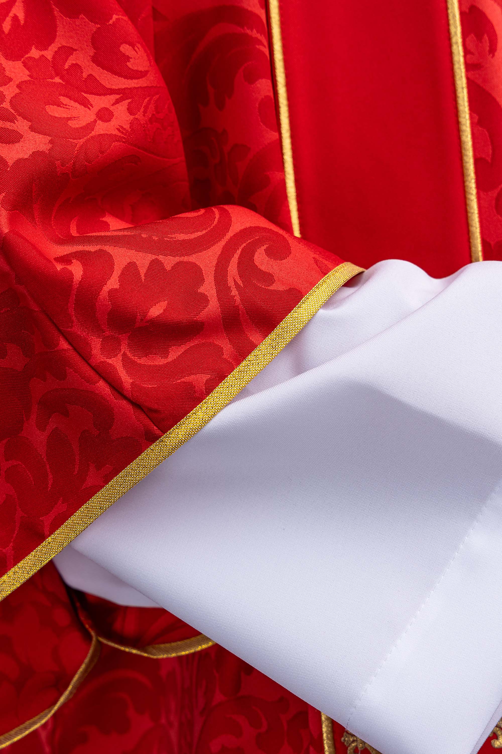 Dalmatika s pásmi a vyšívanými zlatými krížmi na ecru žakáre