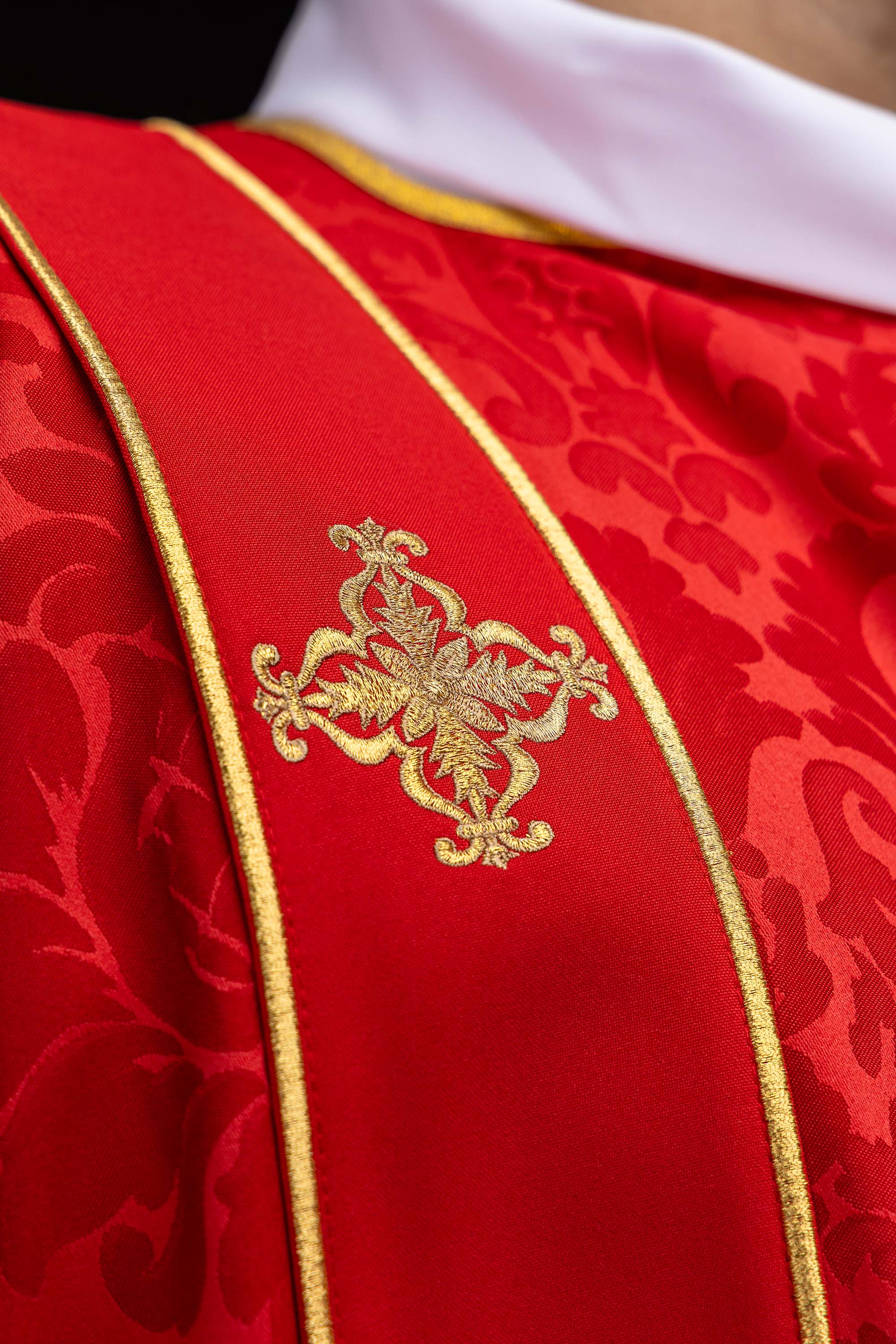 Dalmatika s pásmi a vyšívanými zlatými krížmi na ecru žakáre