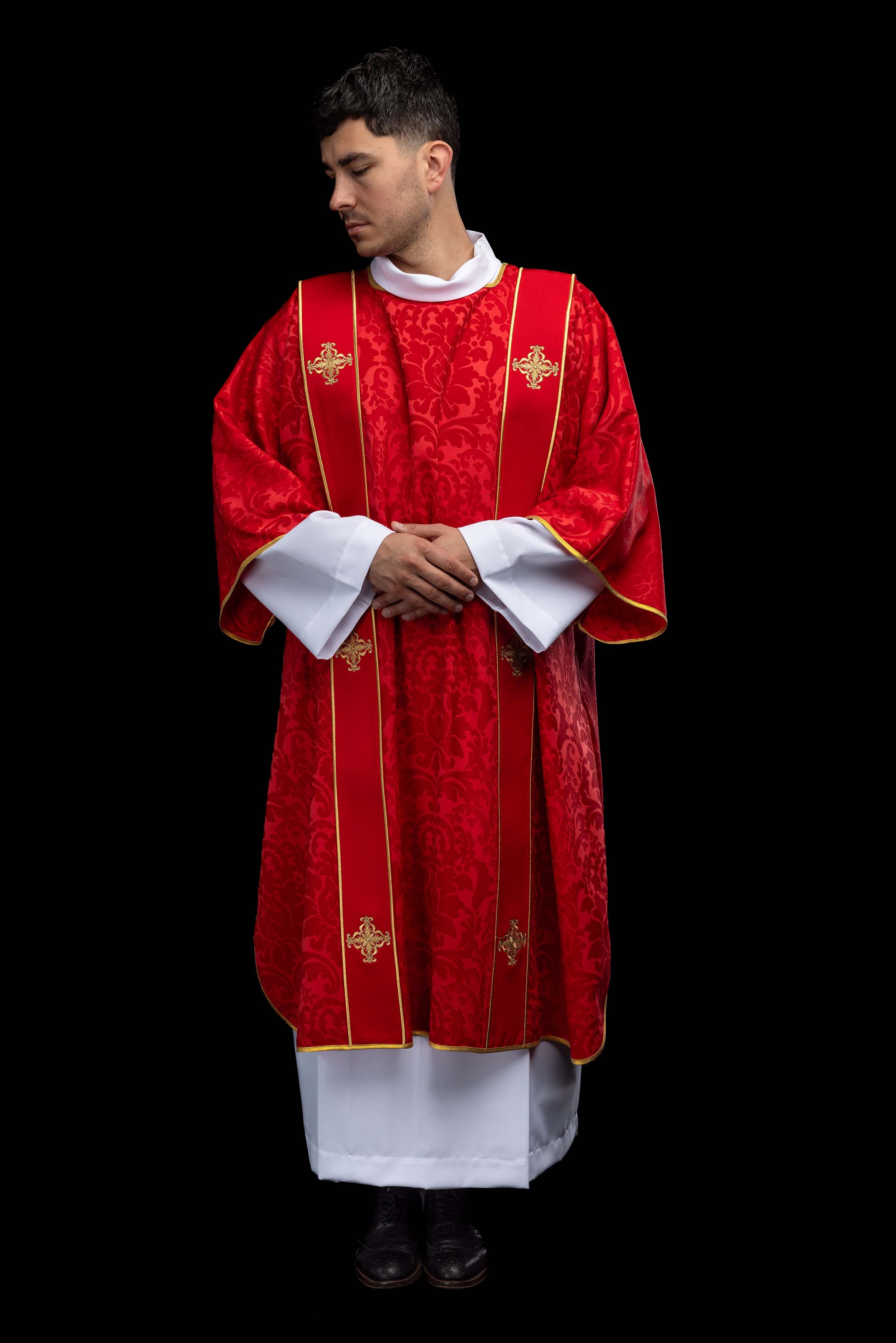 Dalmatika s pásmi a vyšívanými zlatými krížmi na ecru žakáre