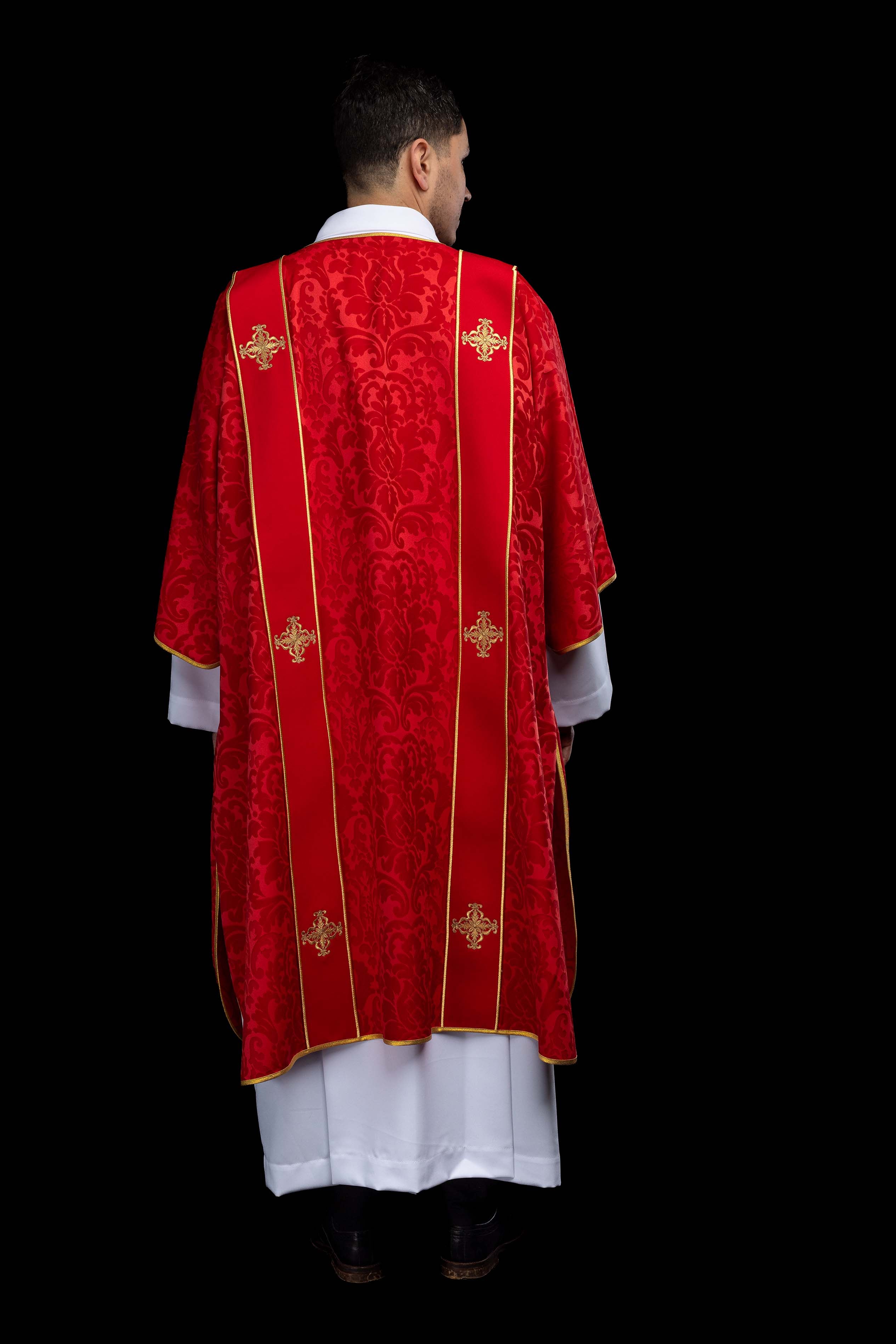 Dalmatika s pásmi a vyšívanými zlatými krížmi na ecru žakáre