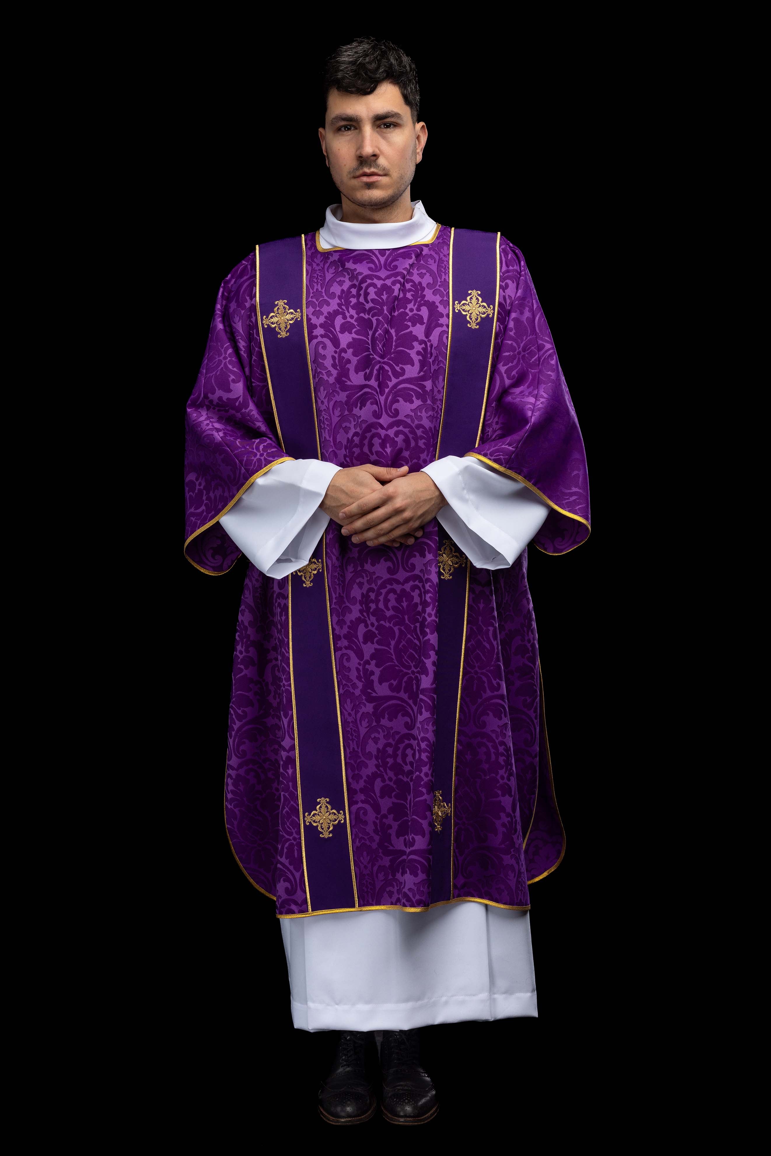 Dalmatika s pásmi a vyšívanými zlatými krížmi na ecru žakáre