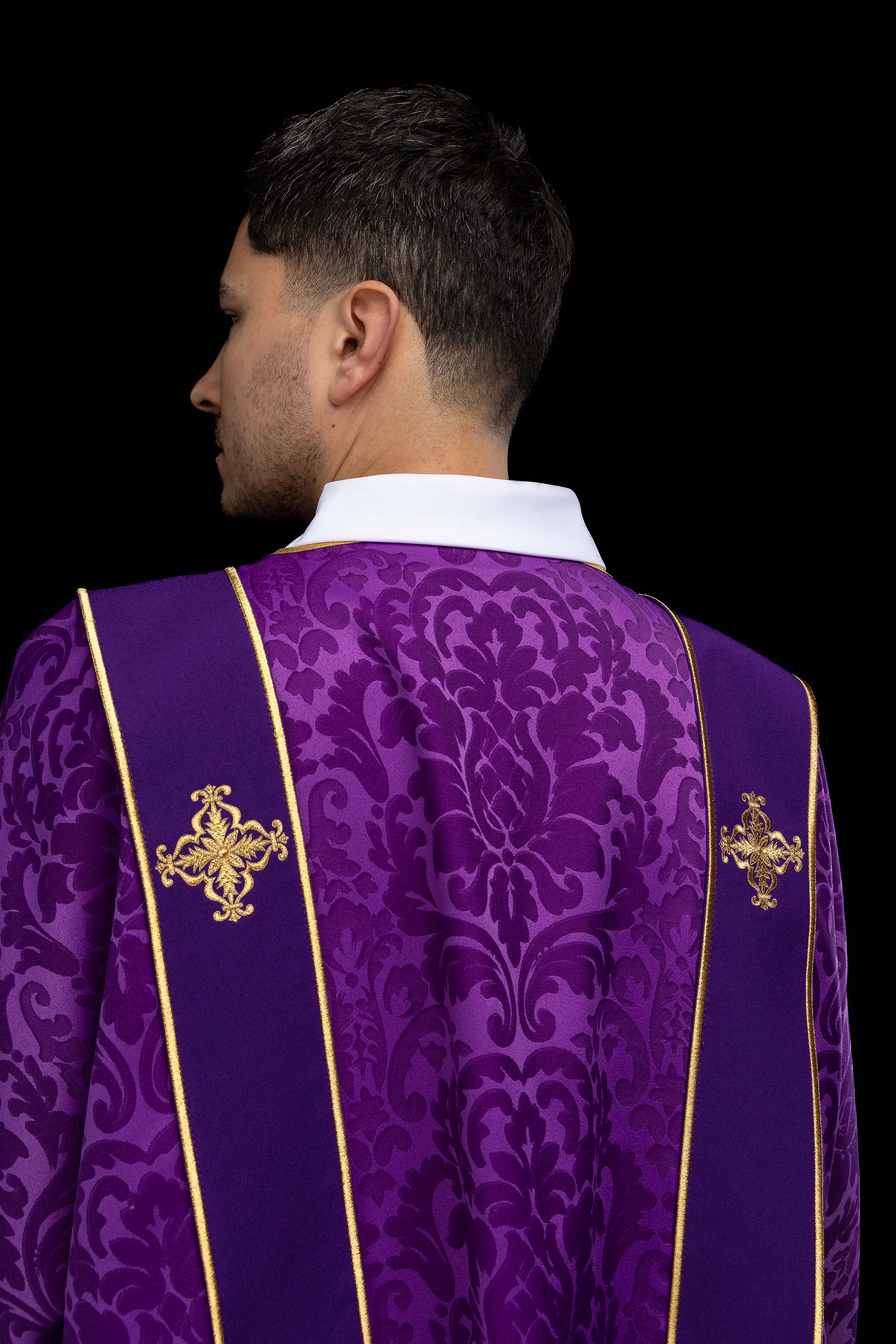 Dalmatika s pásmi a vyšívanými zlatými krížmi na ecru žakáre