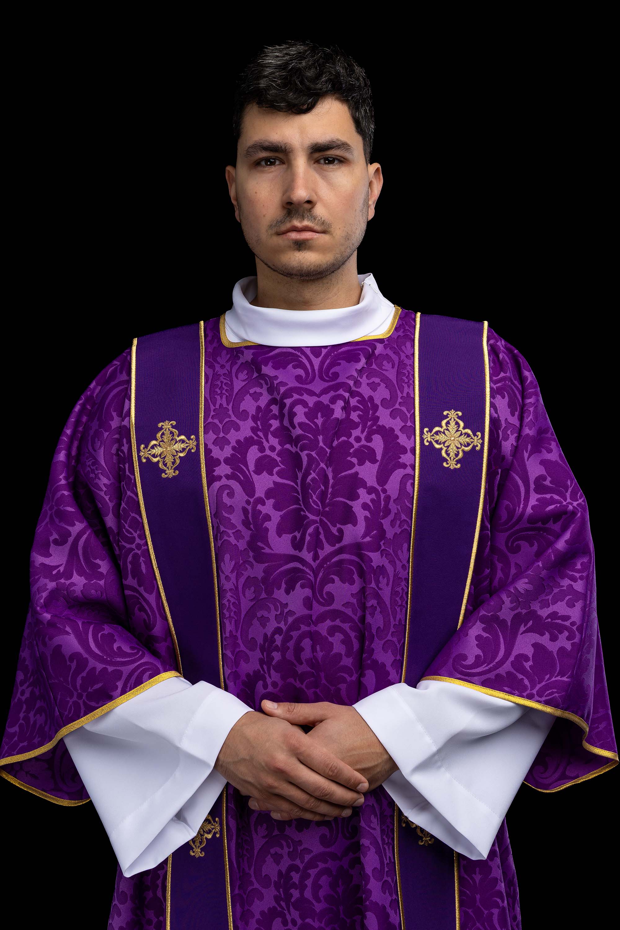 Dalmatika s pásmi a vyšívanými zlatými krížmi na ecru žakáre