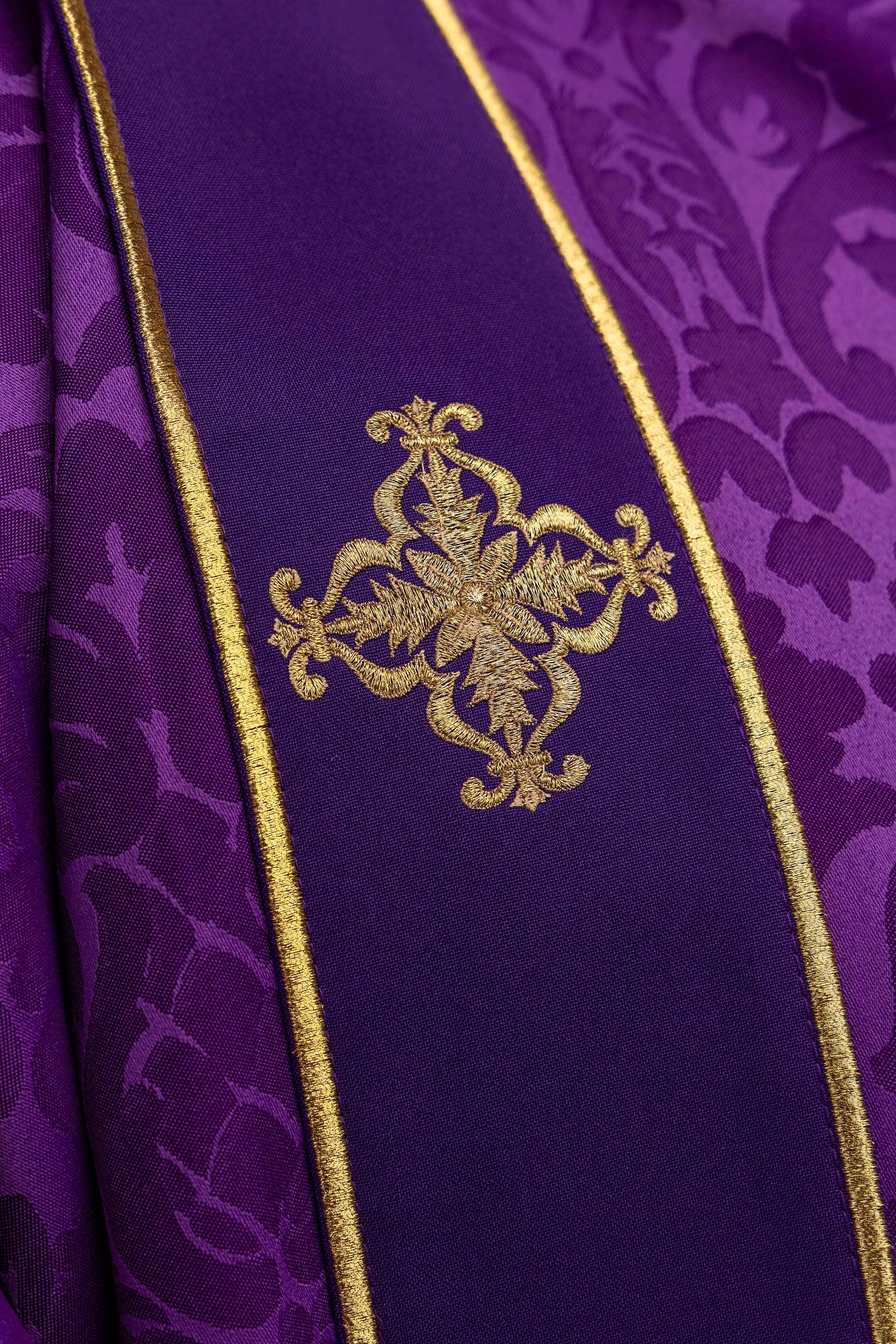 Dalmatika s pásmi a vyšívanými zlatými krížmi na ecru žakáre