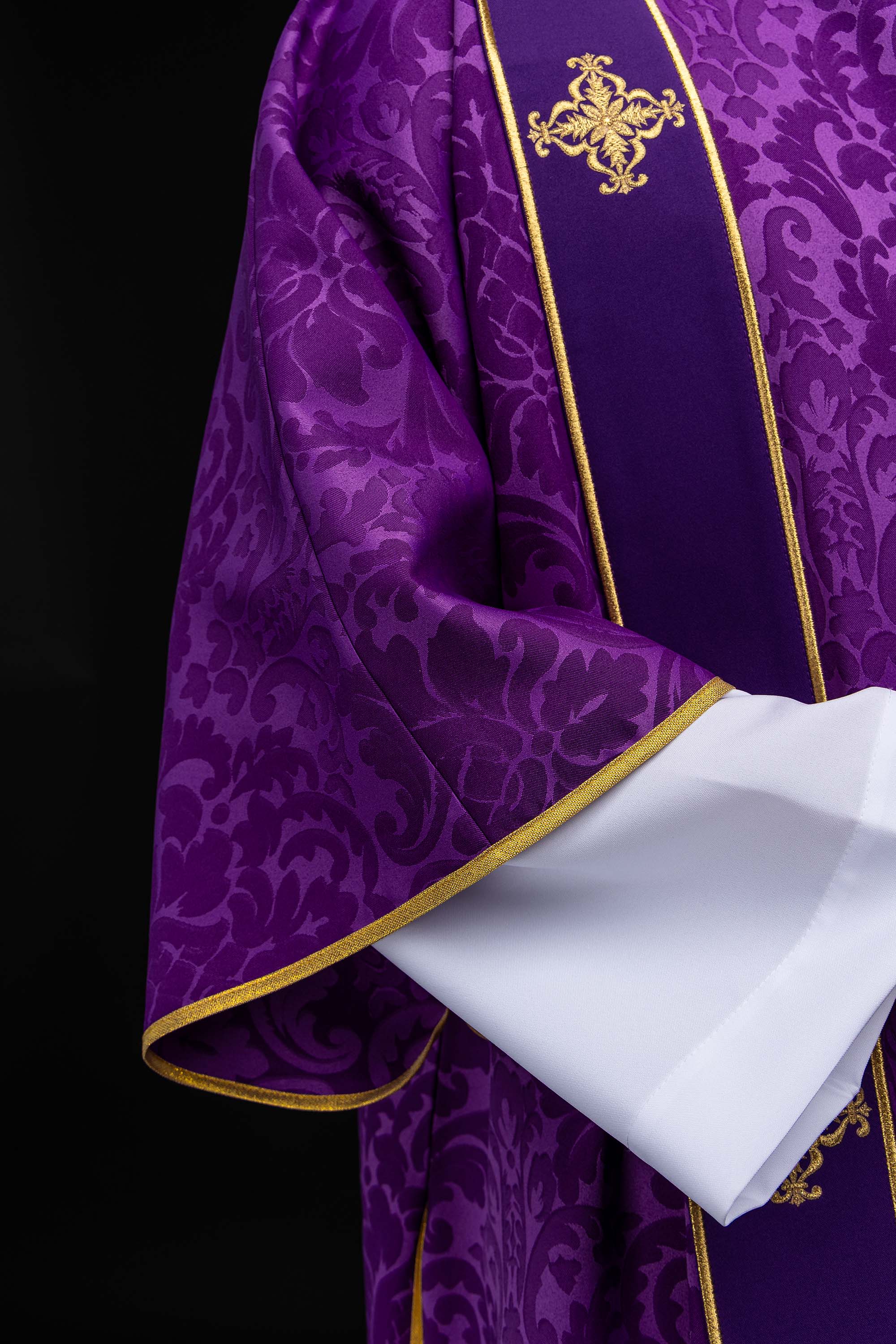 Dalmatika s pásmi a vyšívanými zlatými krížmi na ecru žakáre