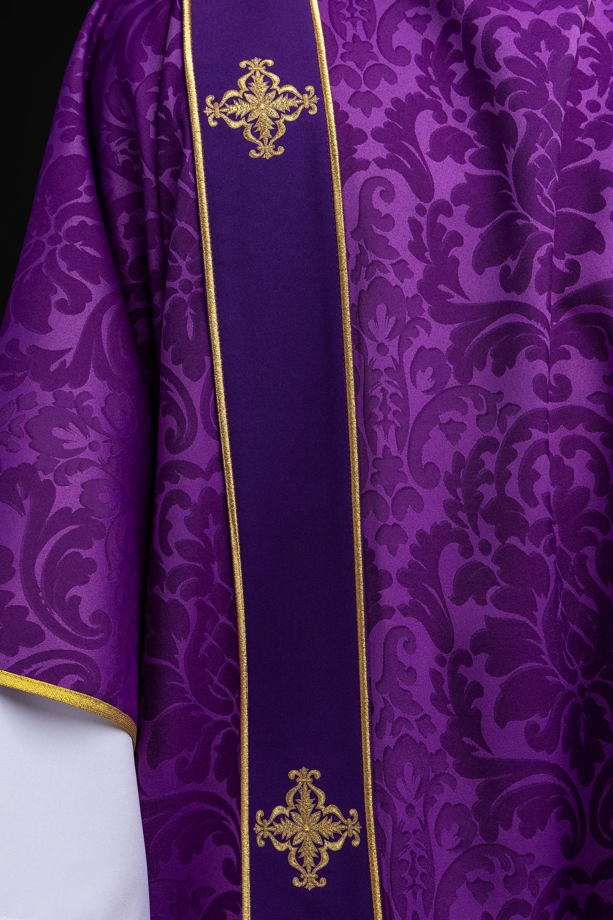 Dalmatika s pásmi a vyšívanými zlatými krížmi na ecru žakáre