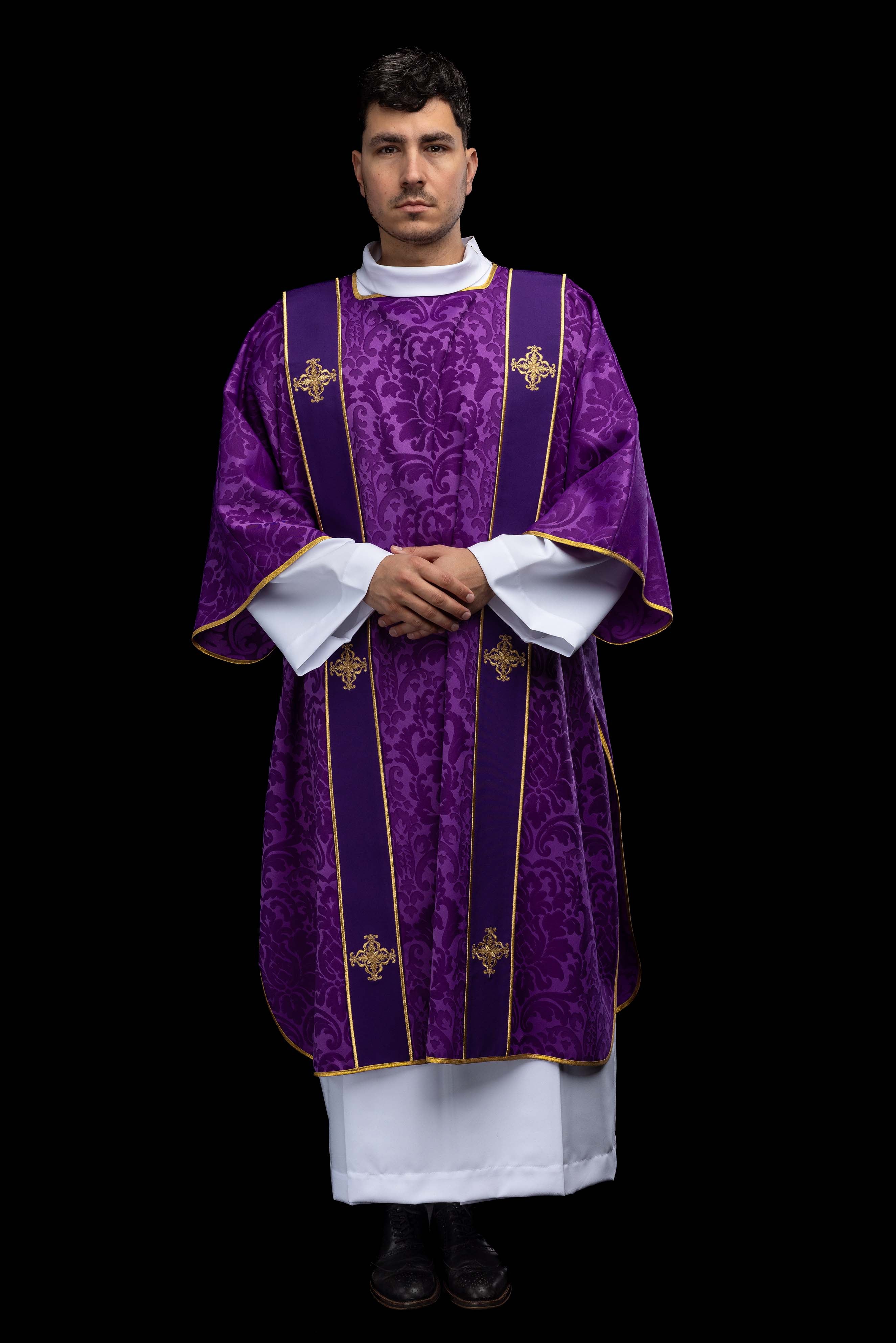 Dalmatika s pásmi a vyšívanými zlatými krížmi na ecru žakáre