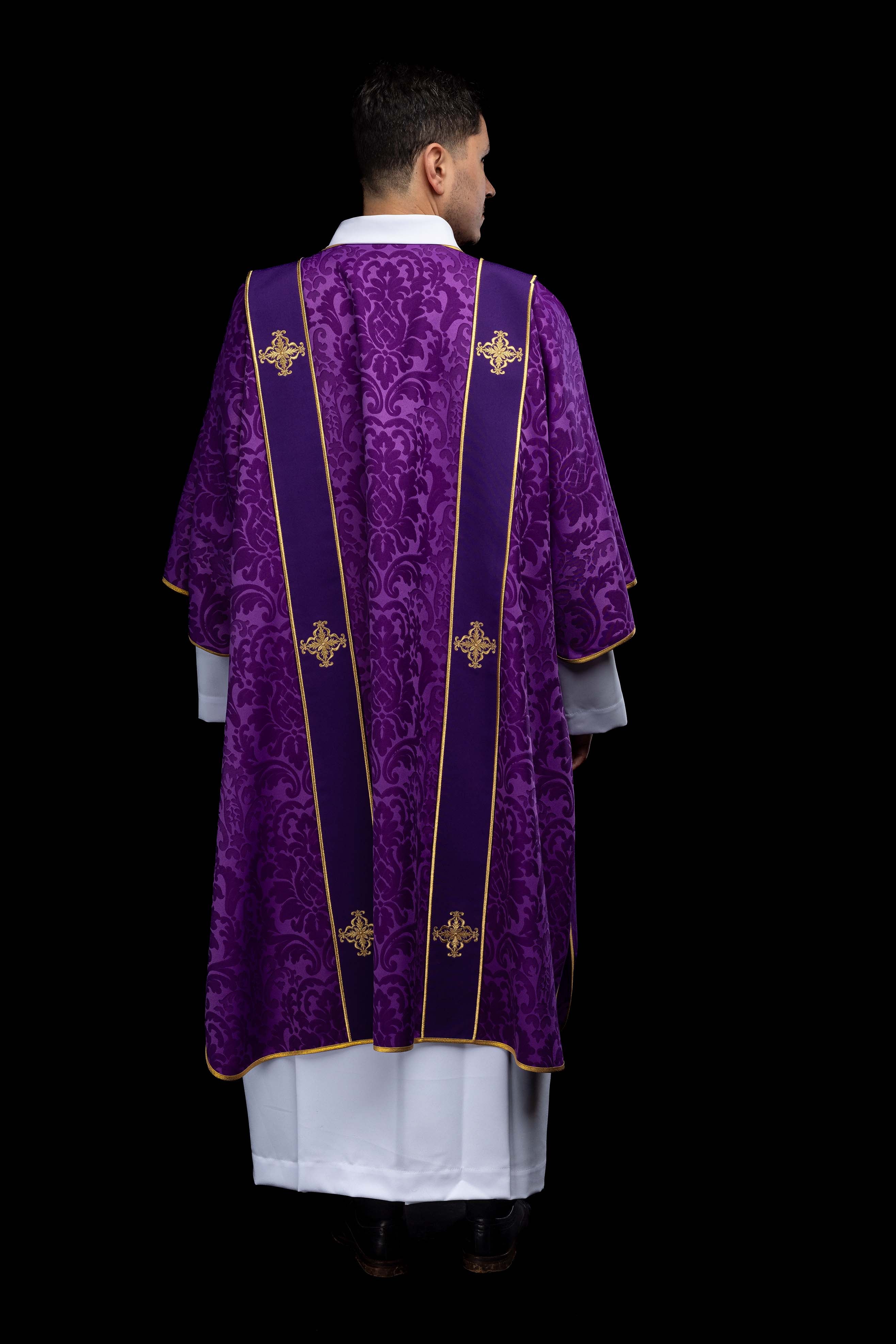 Dalmatika s pásmi a vyšívanými zlatými krížmi na ecru žakáre