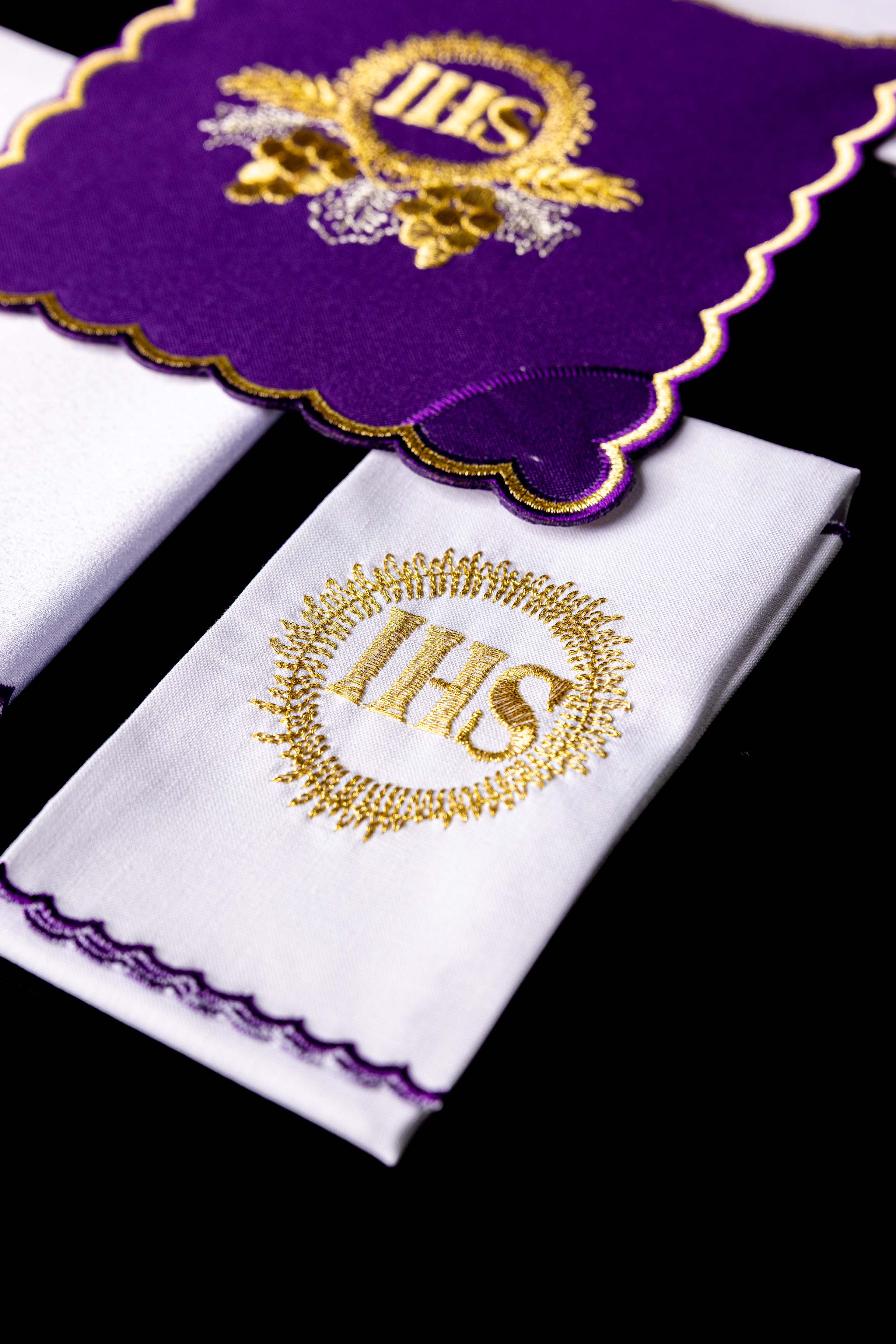 Vyšívaná kalichová súprava s motívom IHS fialová