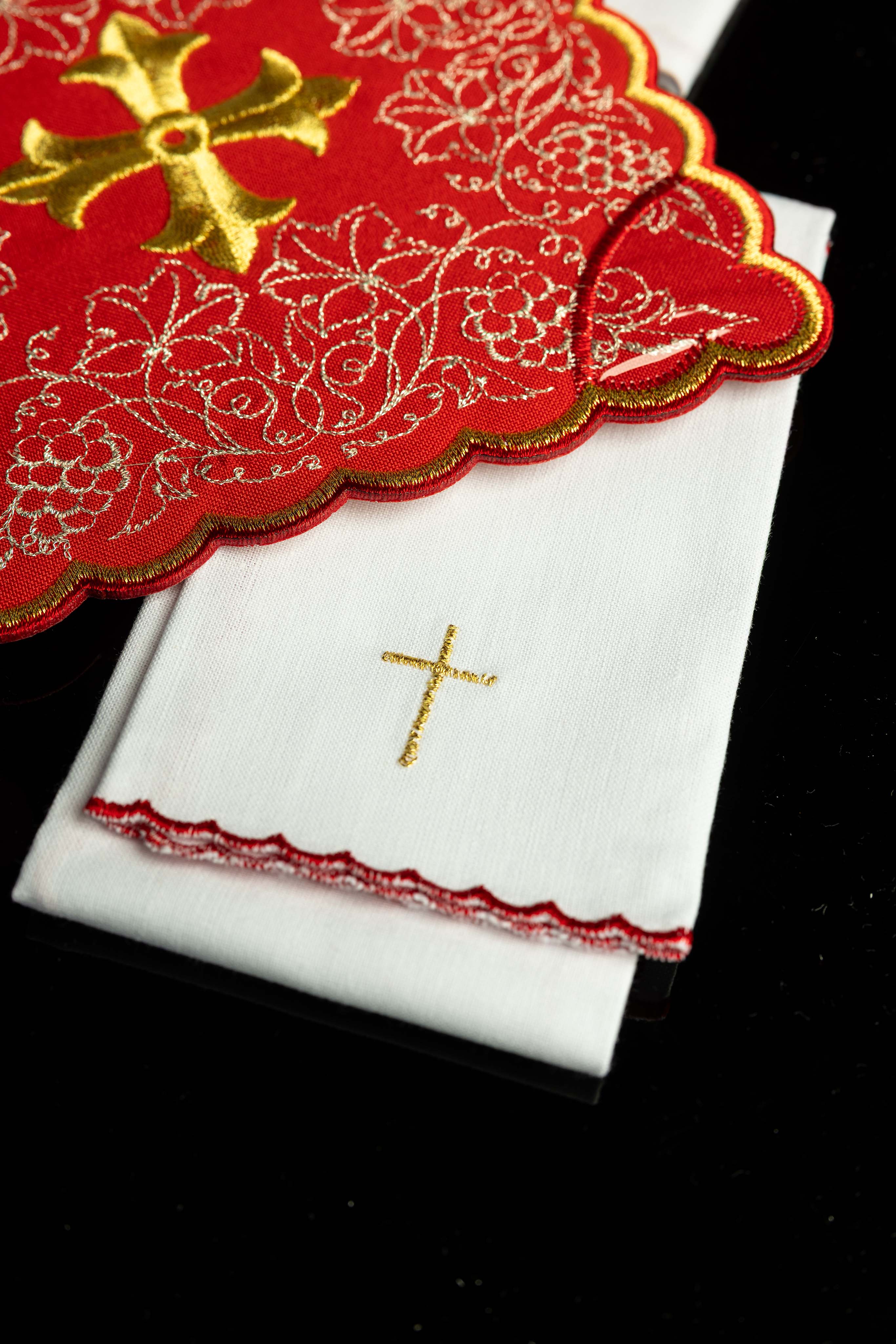Vyšívaná kalichová súprava s motívom červeného kríža