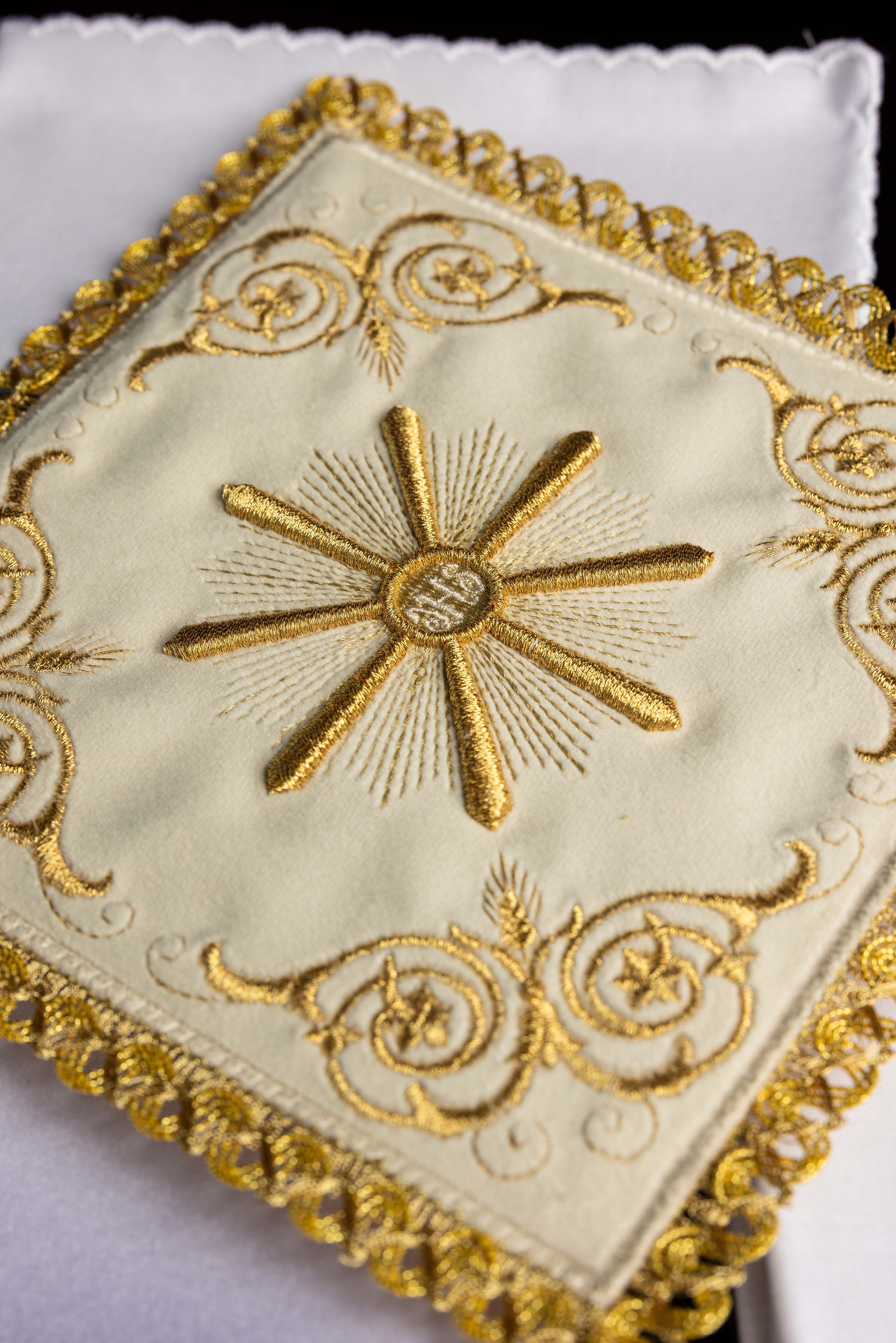Bielizeň kalichová ecru s výšivkou eucharistického slnka
