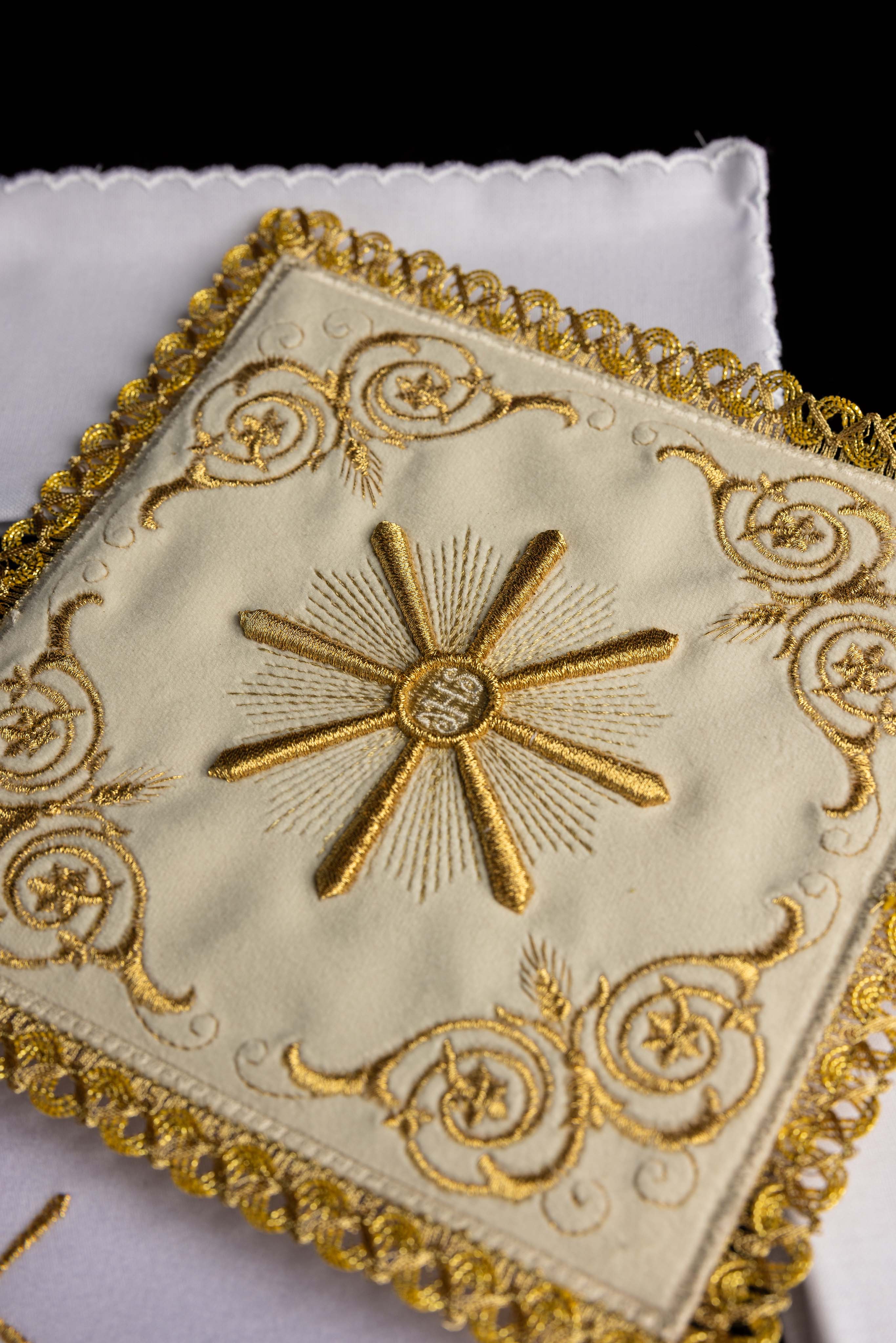 Bielizeň kalichová ecru s výšivkou eucharistického slnka