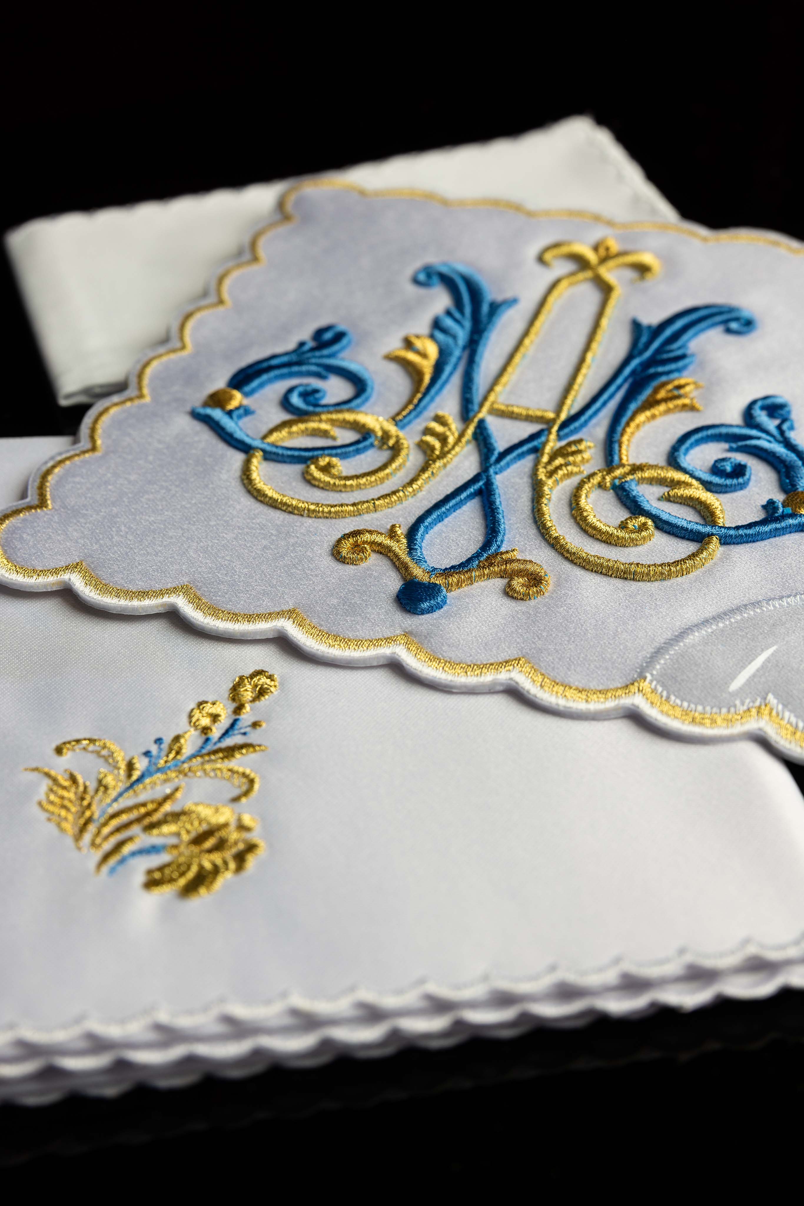 Liturgický kalichový set s vyšívaným mariánskym motívom
