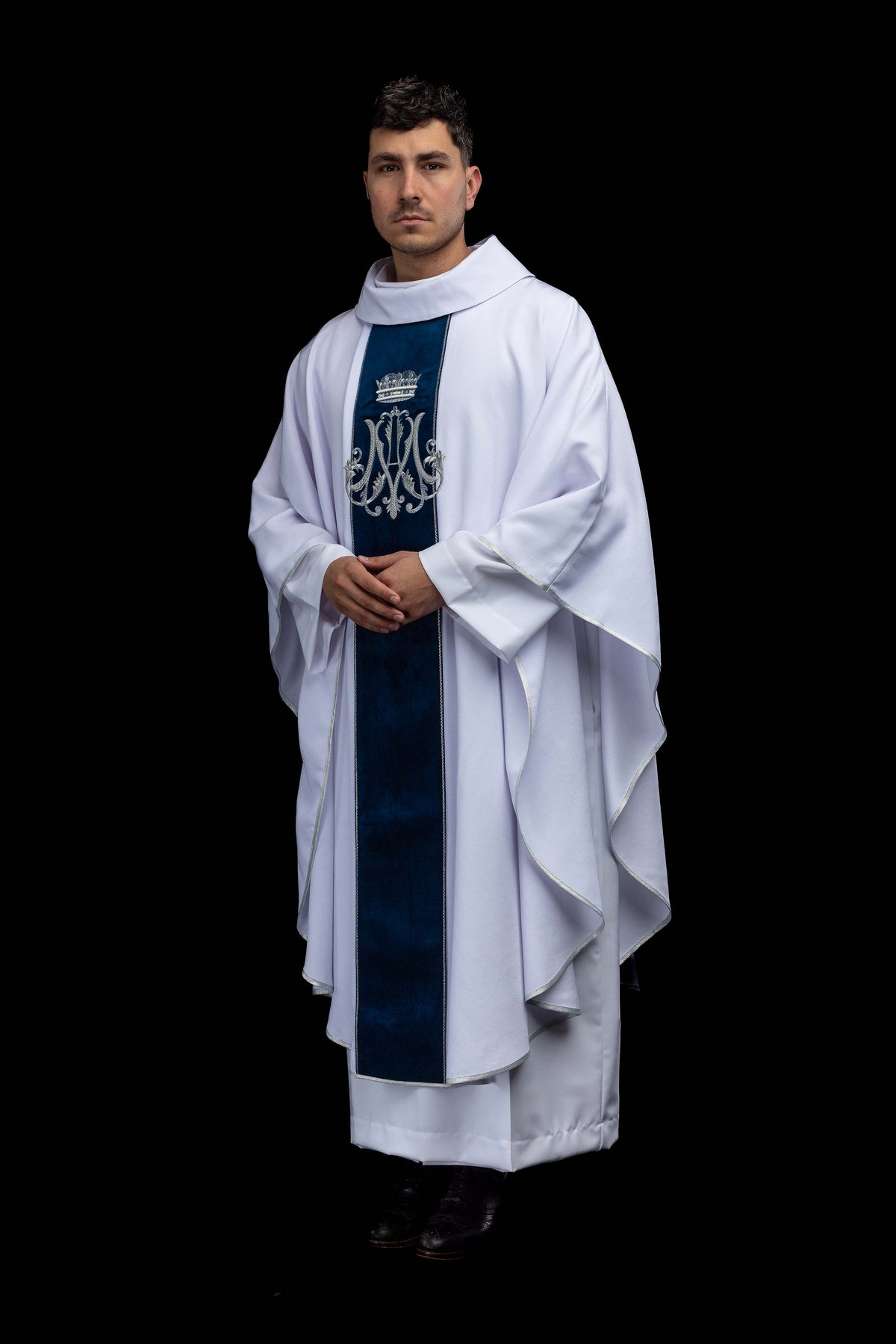 Ornat maryjny, widok z przodu pod kątem z szerokimi rękawami